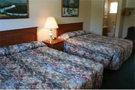 Photo of the whole room, Bed in Hi-Lo Motel, Cafe and RV Park