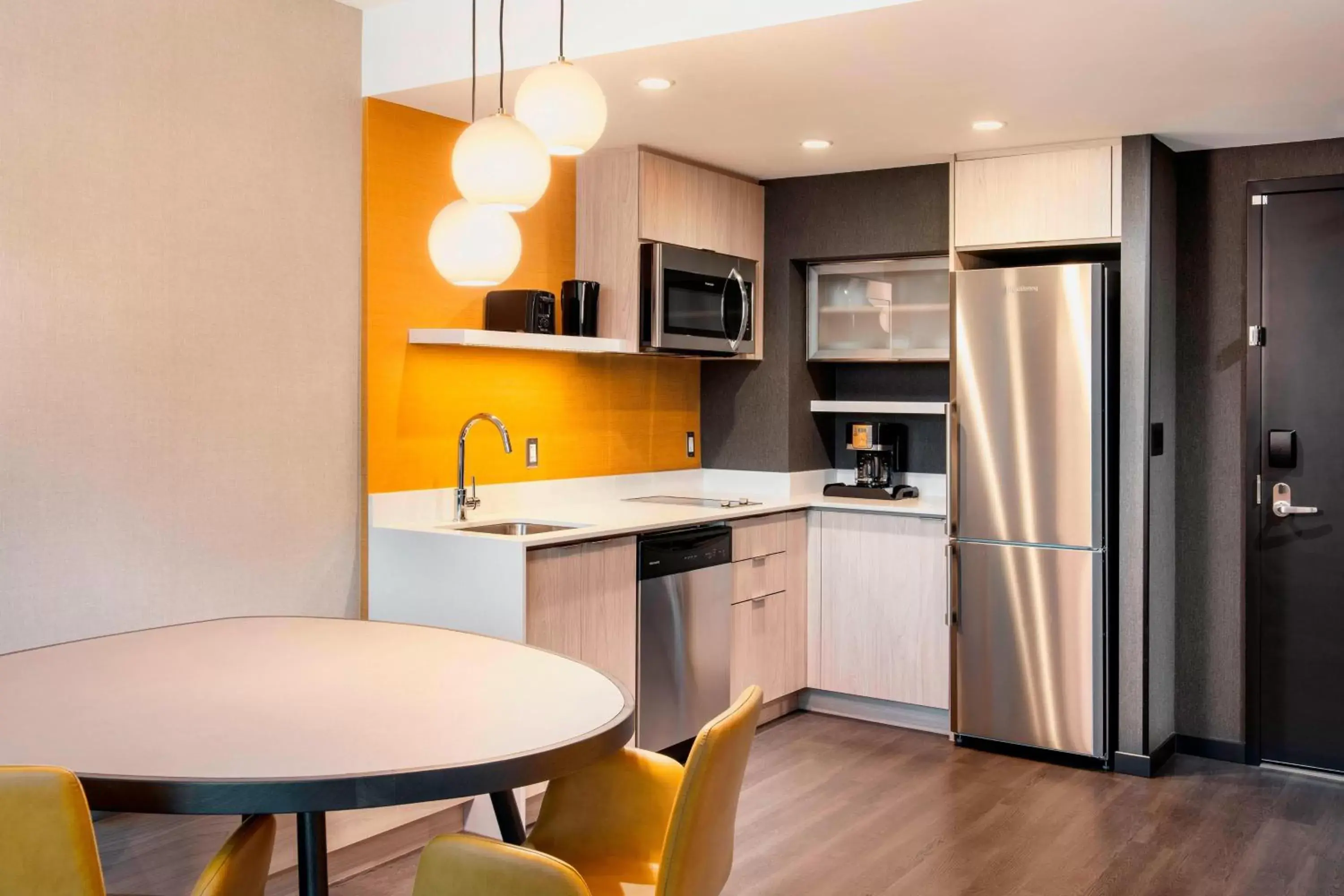 Kitchen or kitchenette, Kitchen/Kitchenette in Residence Inn by Marriott Calgary Downtown/Beltline District