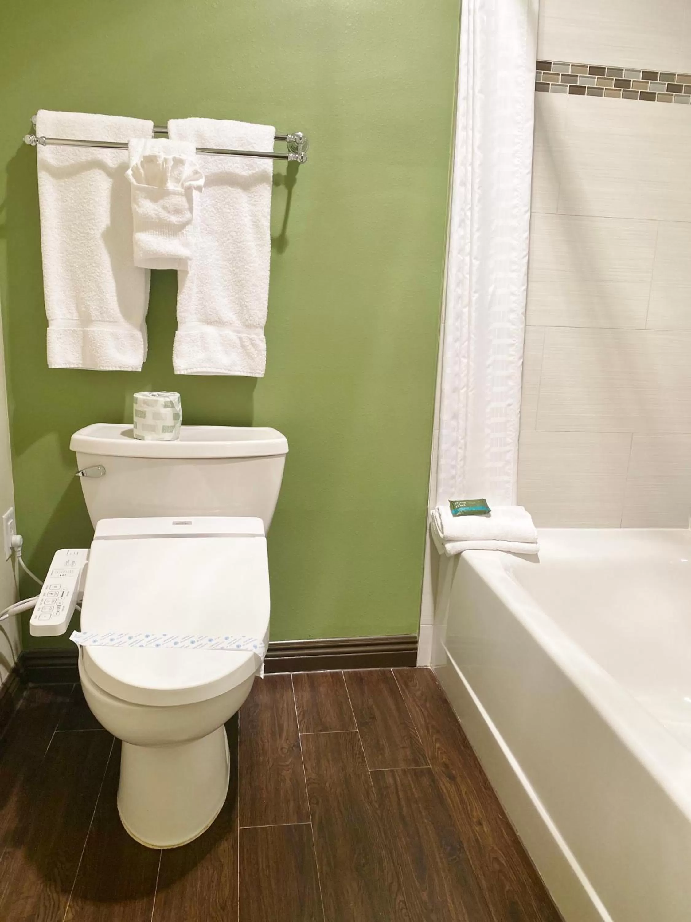 Bathroom in Redac Gateway Hotel Torrance