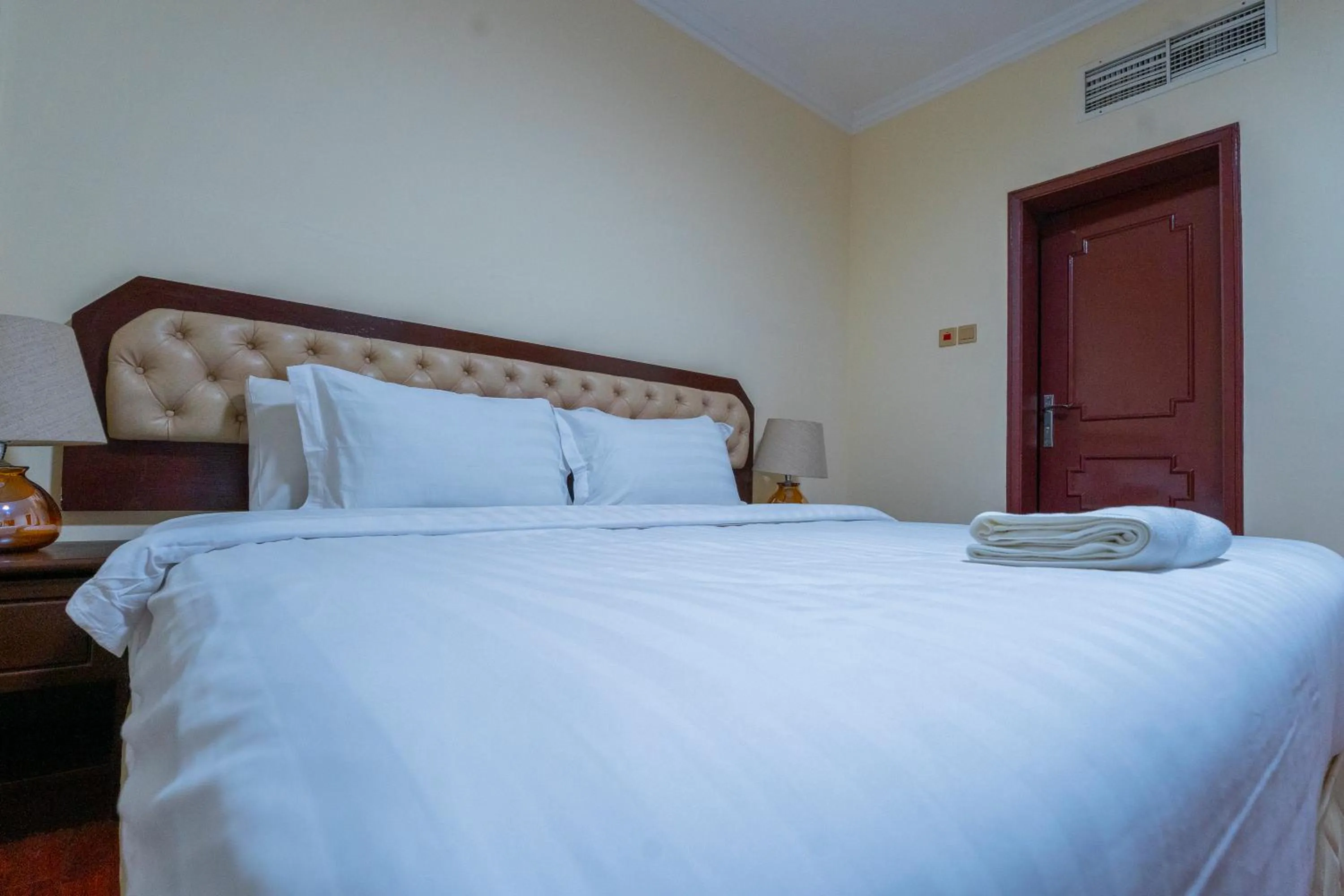 Bedroom, Bed in Majestic Hotel