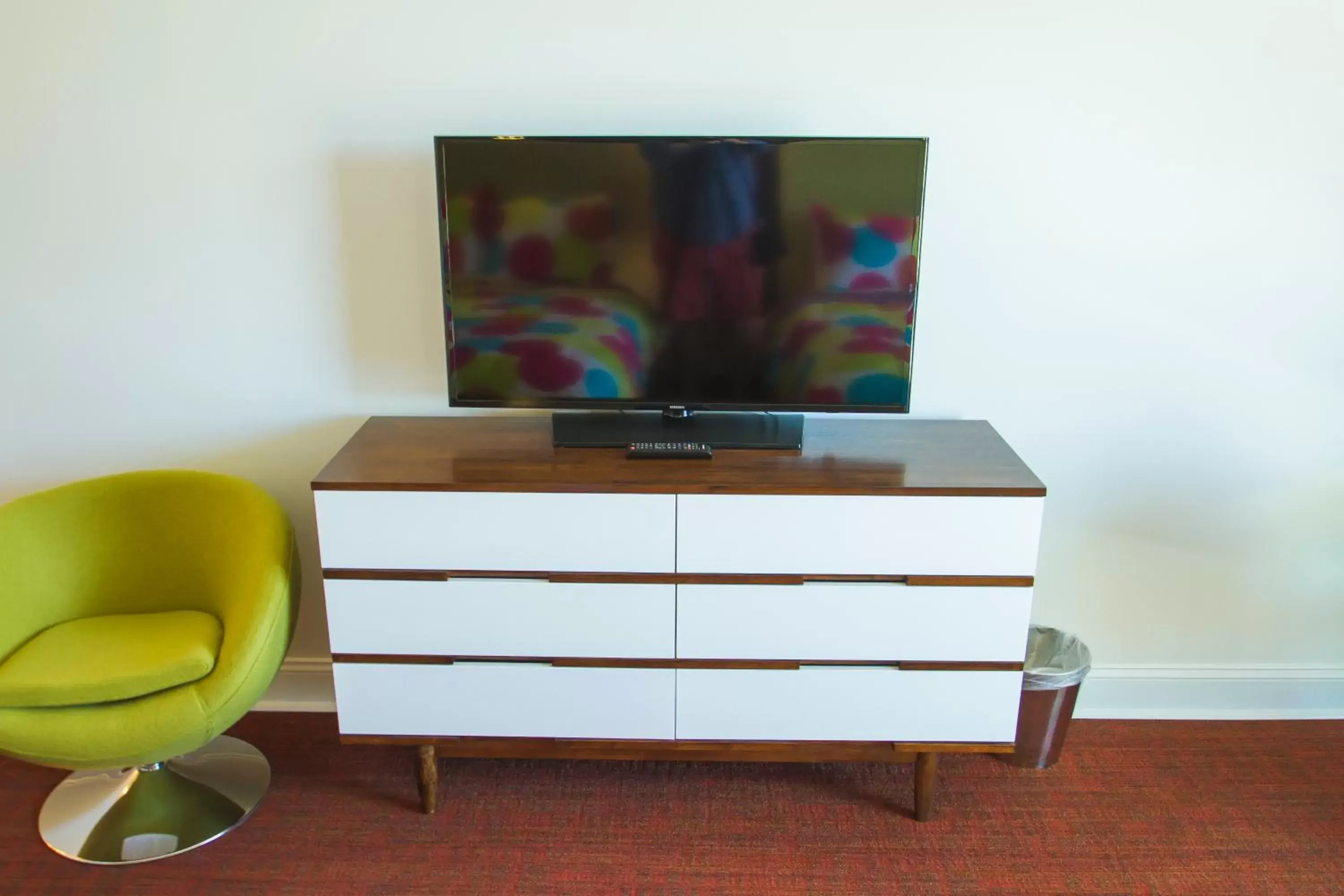 Communal lounge/ TV room, TV/Entertainment Center in Mother Earth Motor Lodge