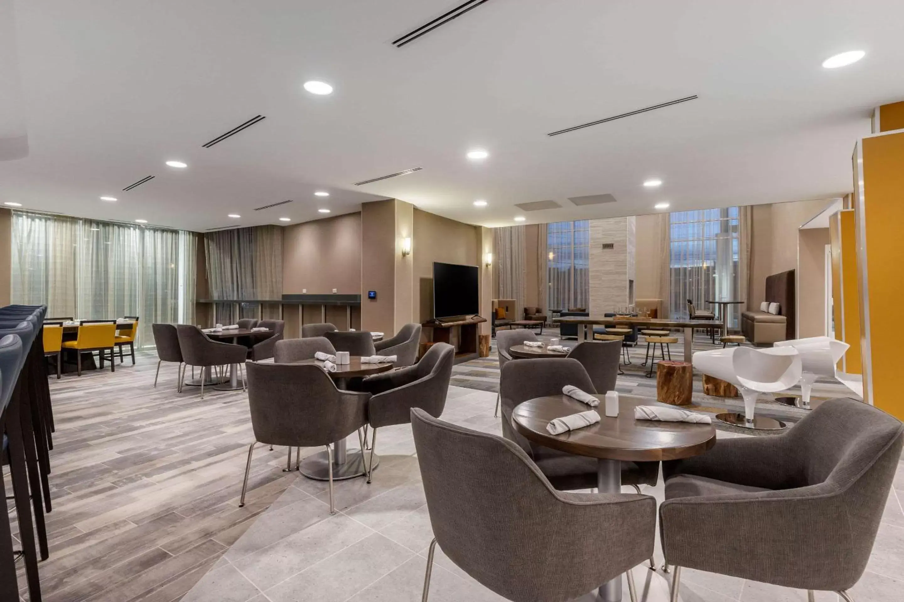 Restaurant/places to eat, Lounge/Bar in Cambria Hotel West Orange