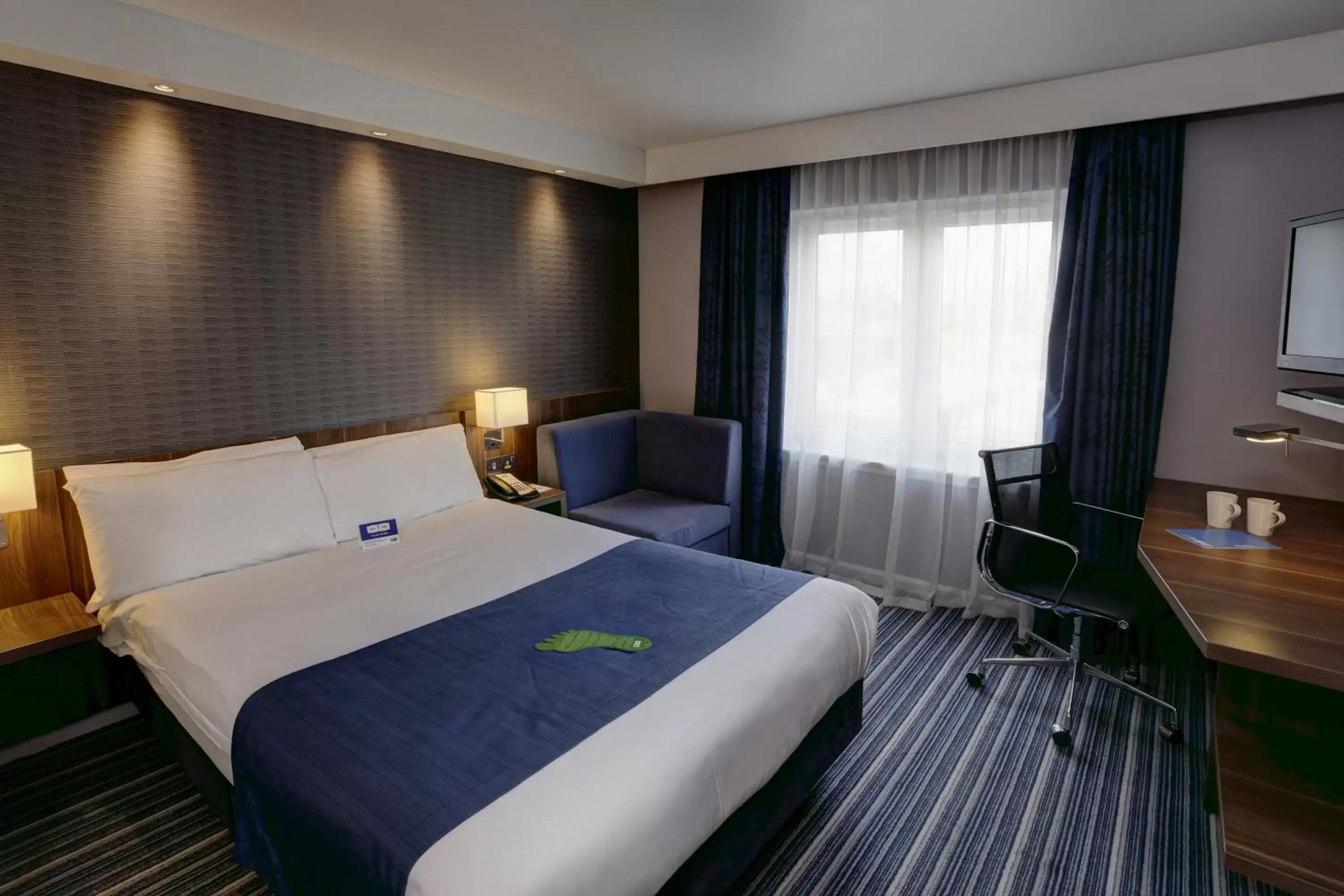 Photo of the whole room, Bed in Holiday Inn Express Windsor, an IHG Hotel