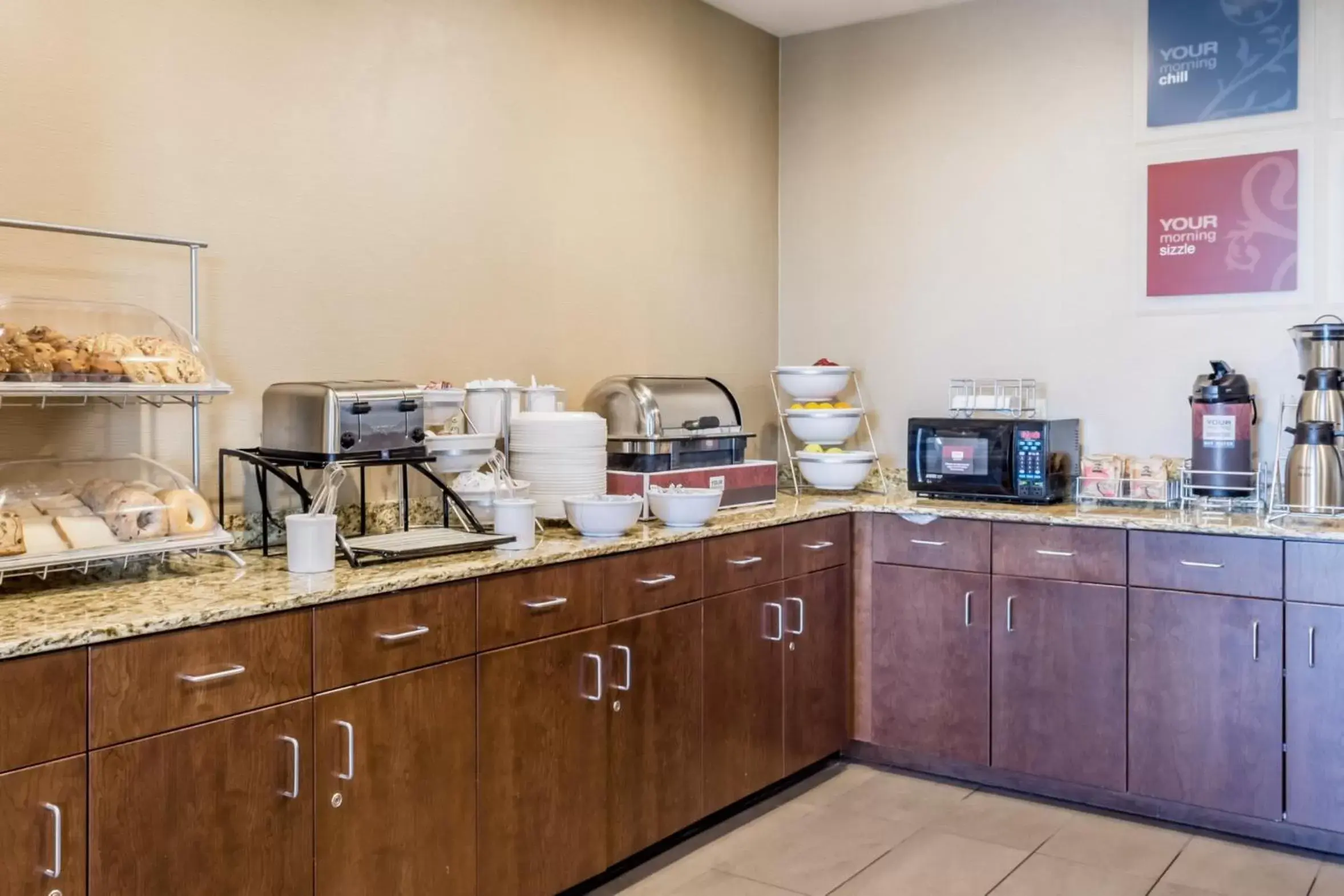 Continental breakfast, Kitchen/Kitchenette in Comfort Inn & Suites Avera Southwest
