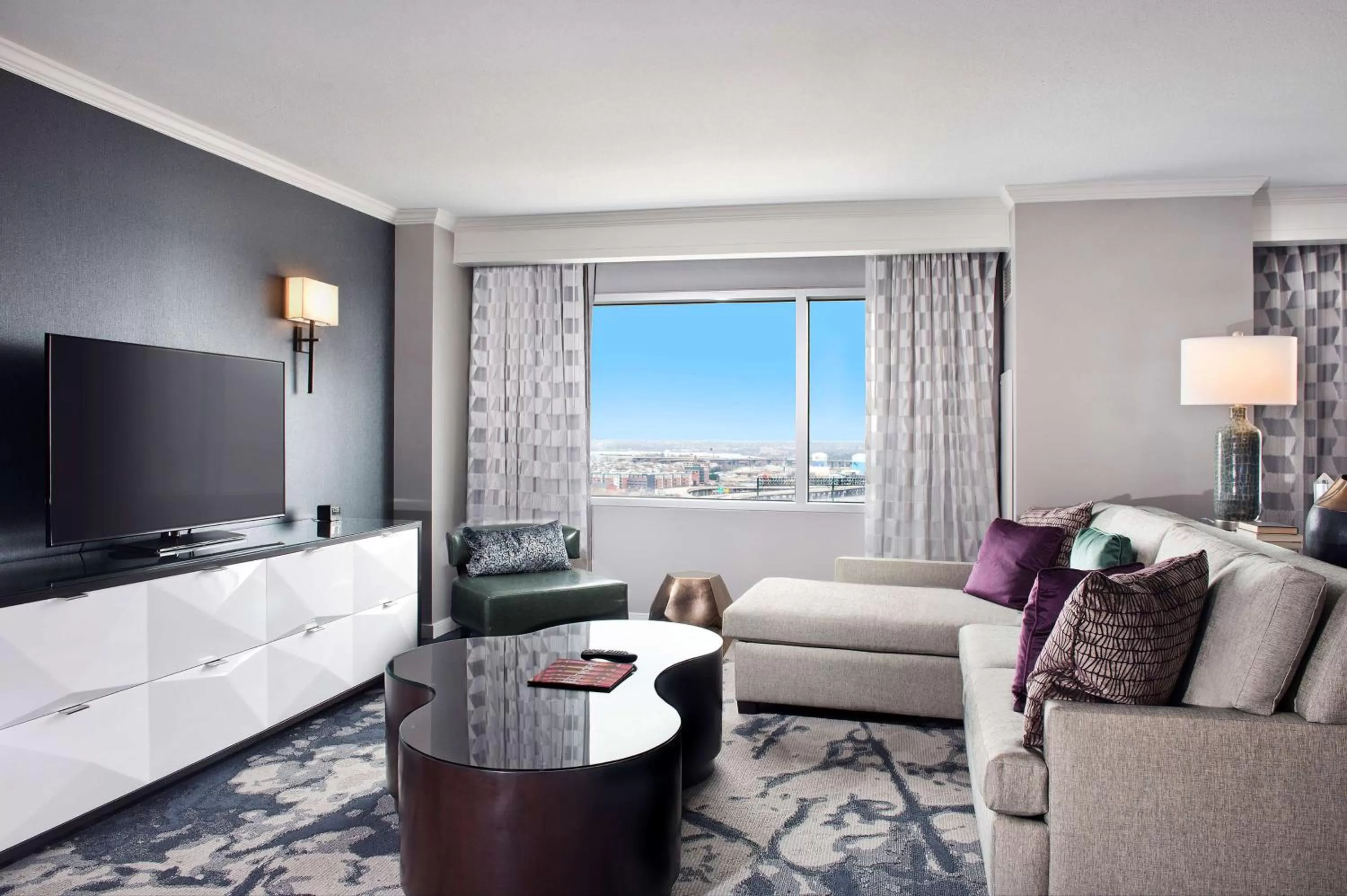 Living room in Hilton Baltimore Inner Harbor