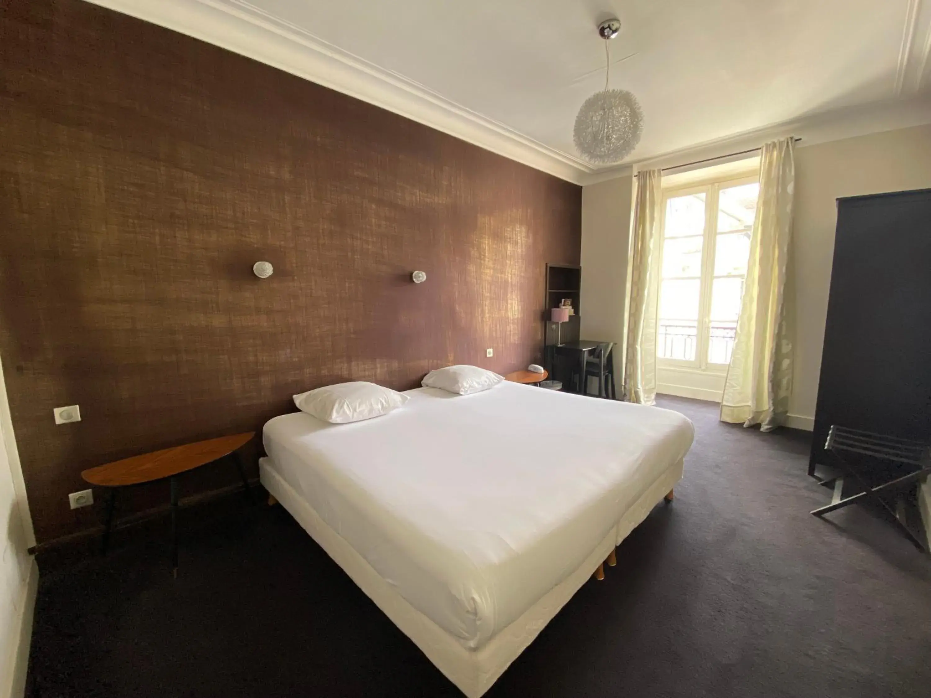 Bed in Hôtel Le Roncevaux