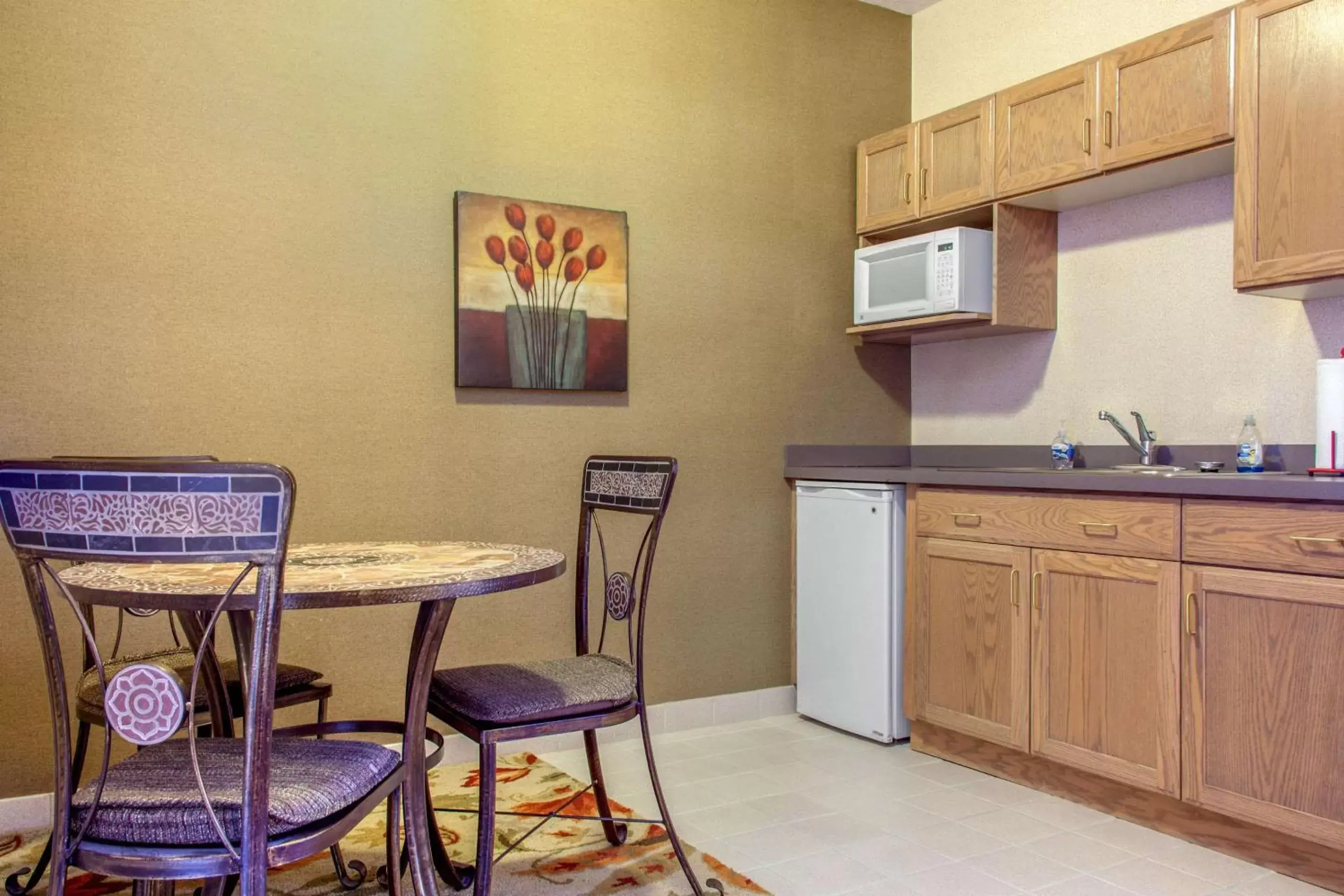 Photo of the whole room, Kitchen/Kitchenette in Comfort Inn & Suites I-25 near Spaceport America