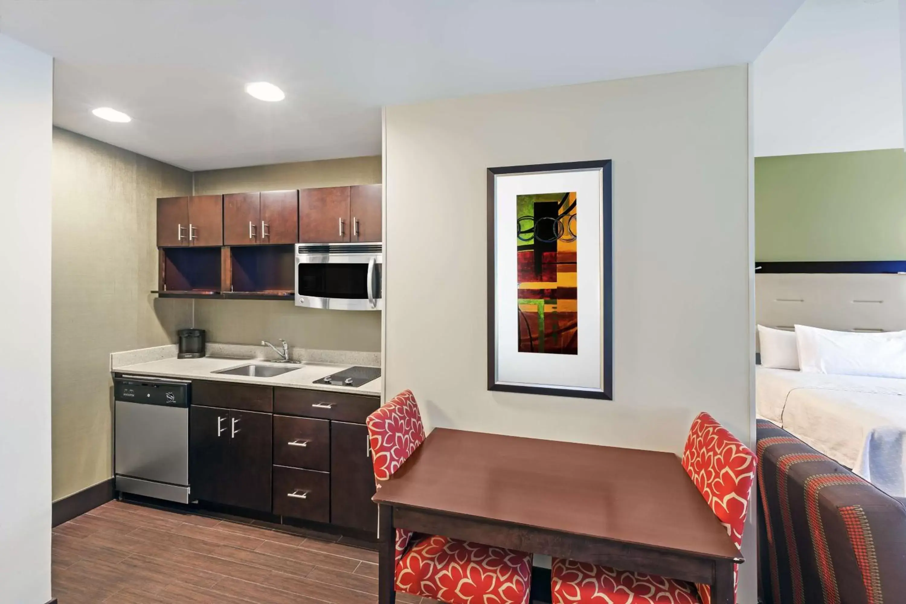 Living room, Kitchen/Kitchenette in Homewood Suites Dallas Downtown