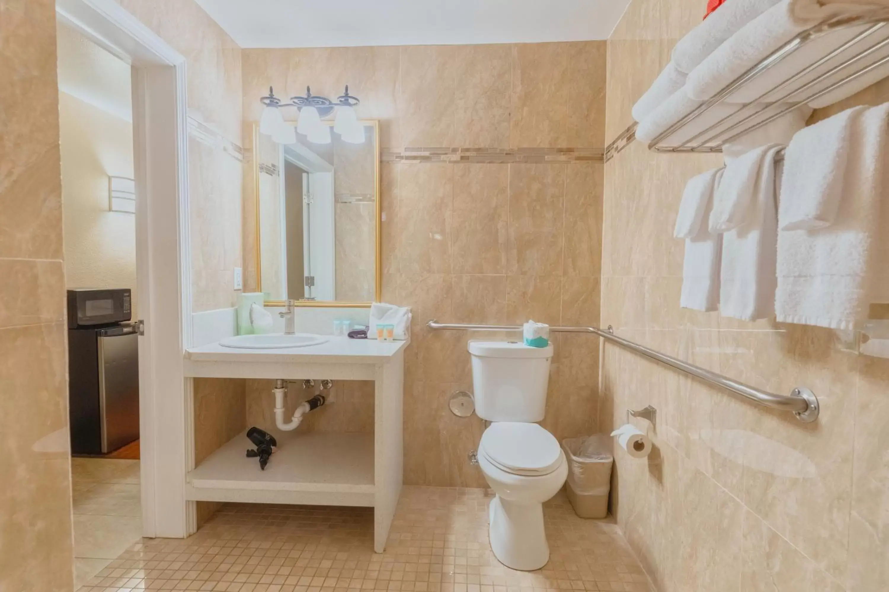 Bathroom in The Monarch Inn