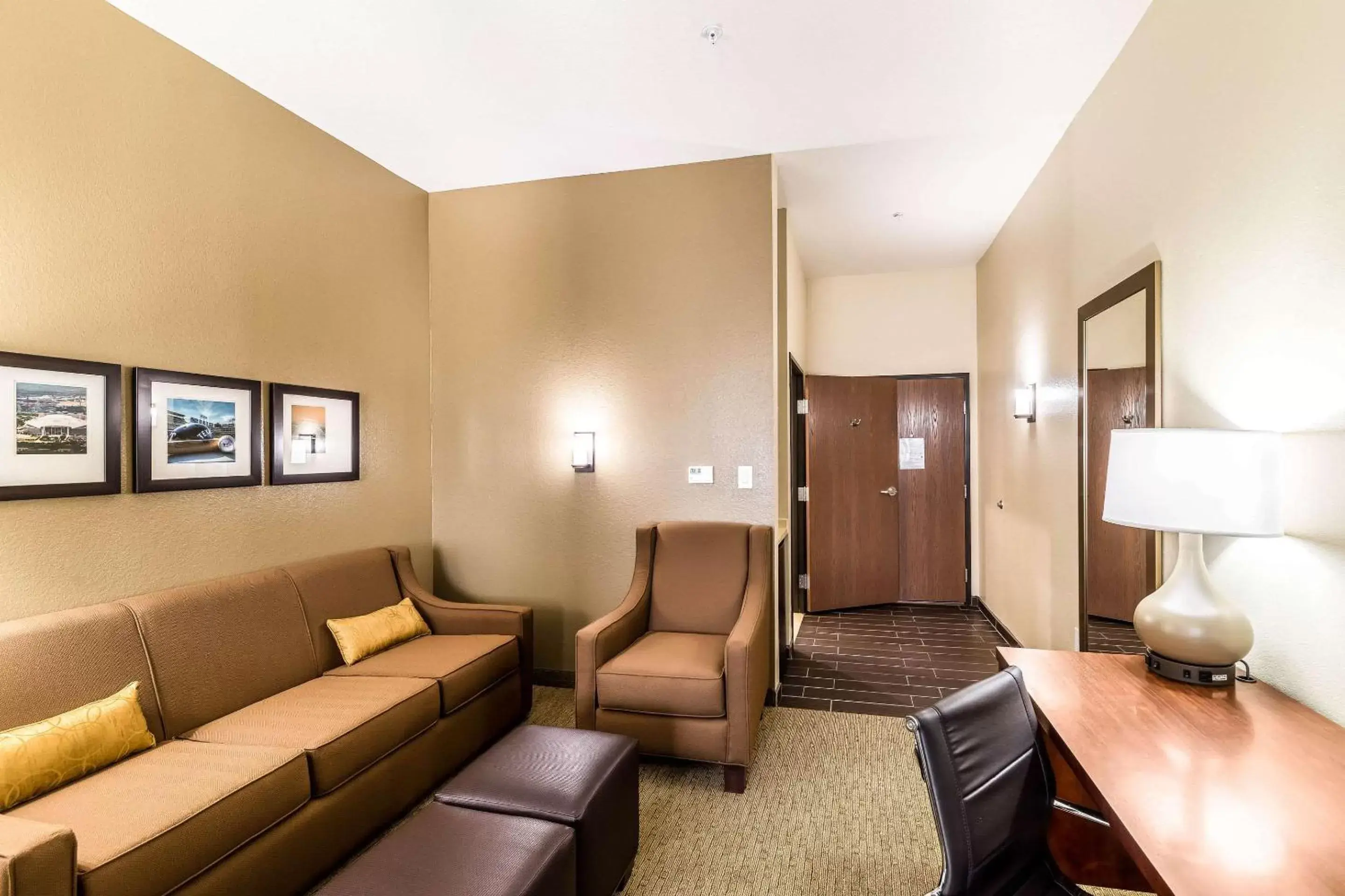 Photo of the whole room, Seating Area in Comfort Suites Grand Prairie - Arlington North