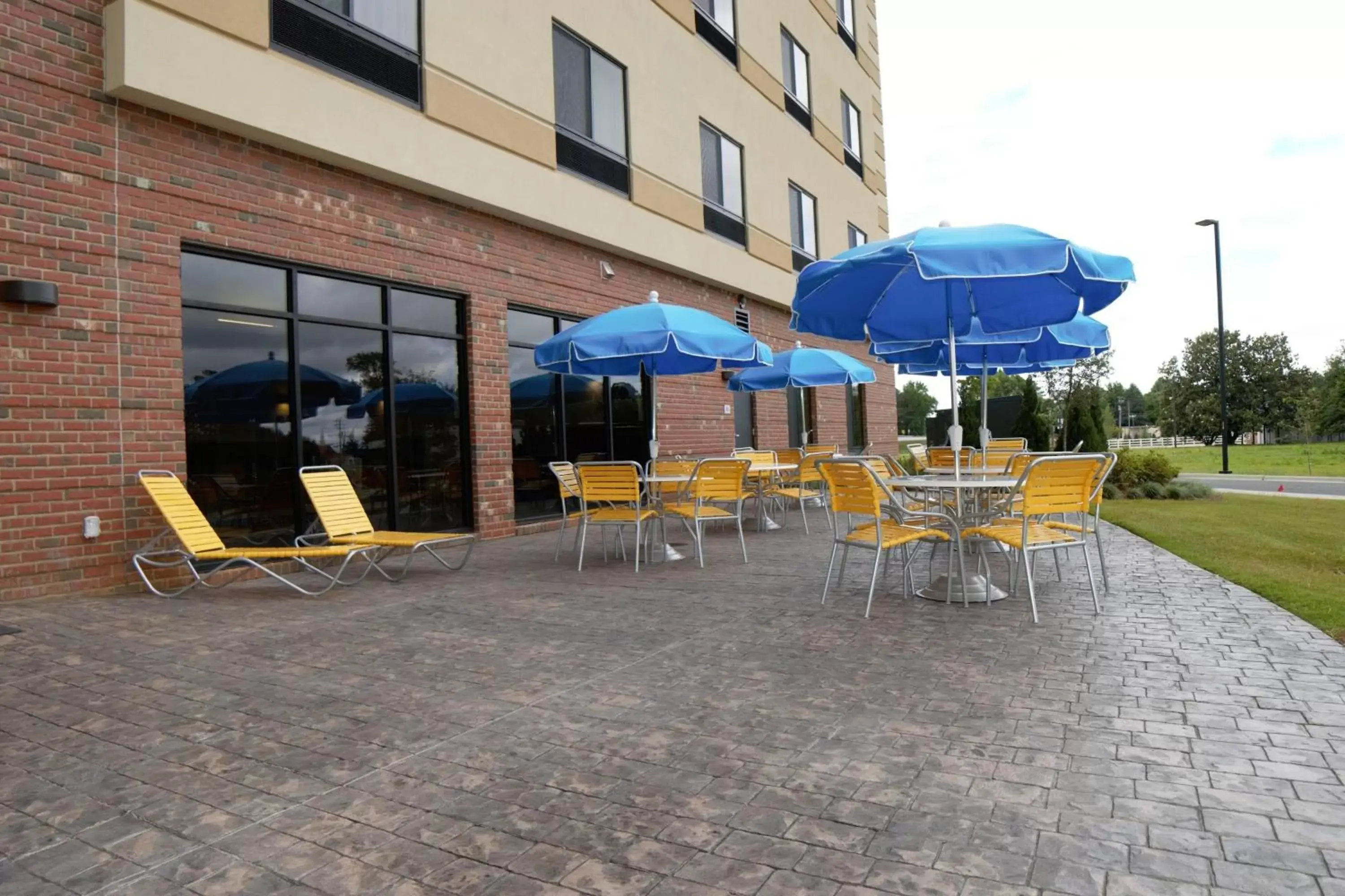 Property building, Restaurant/Places to Eat in Fairfield Inn & Suites by Marriott Dunn I-95