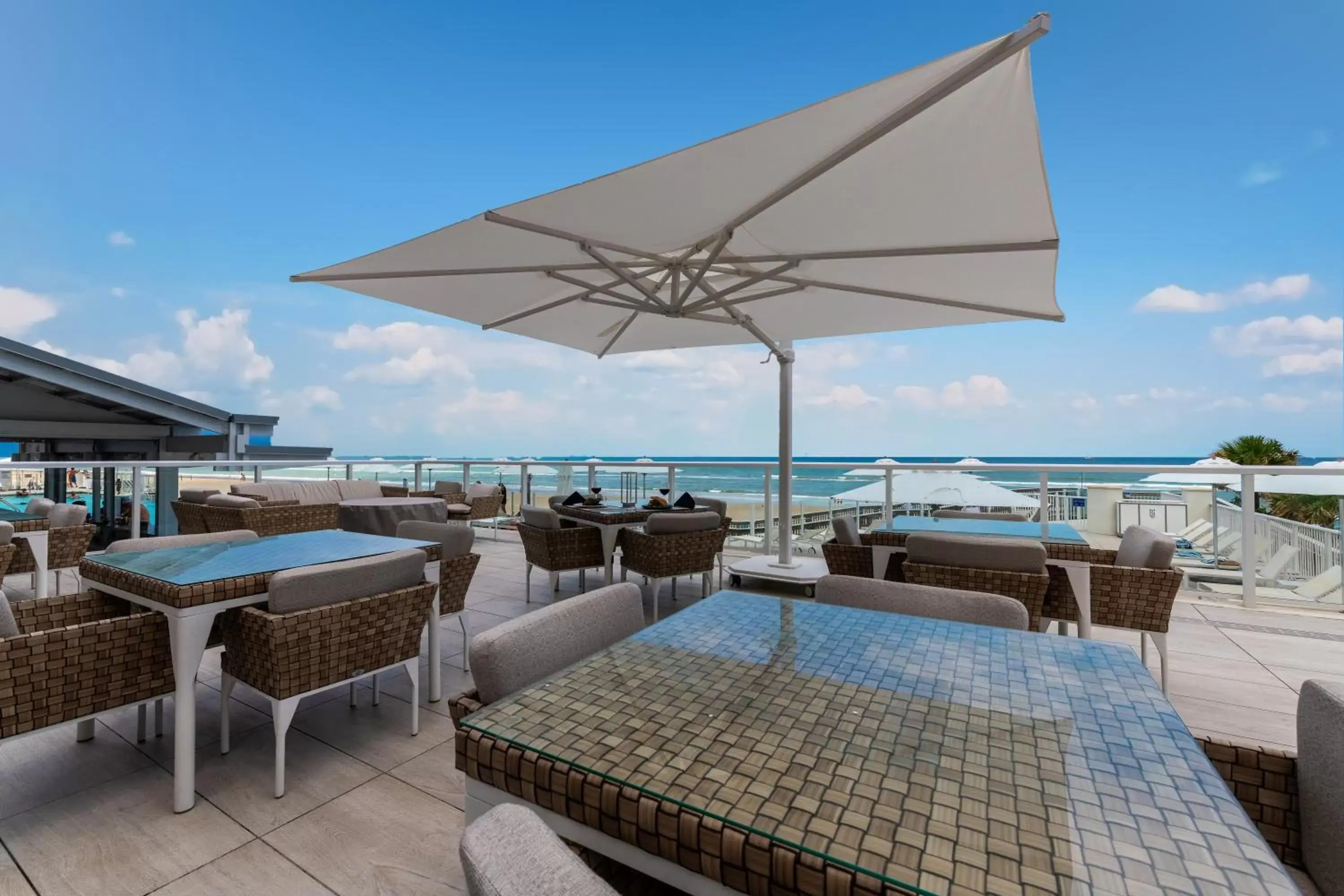 Restaurant/places to eat, Swimming Pool in Daytona Grande Oceanfront Resort