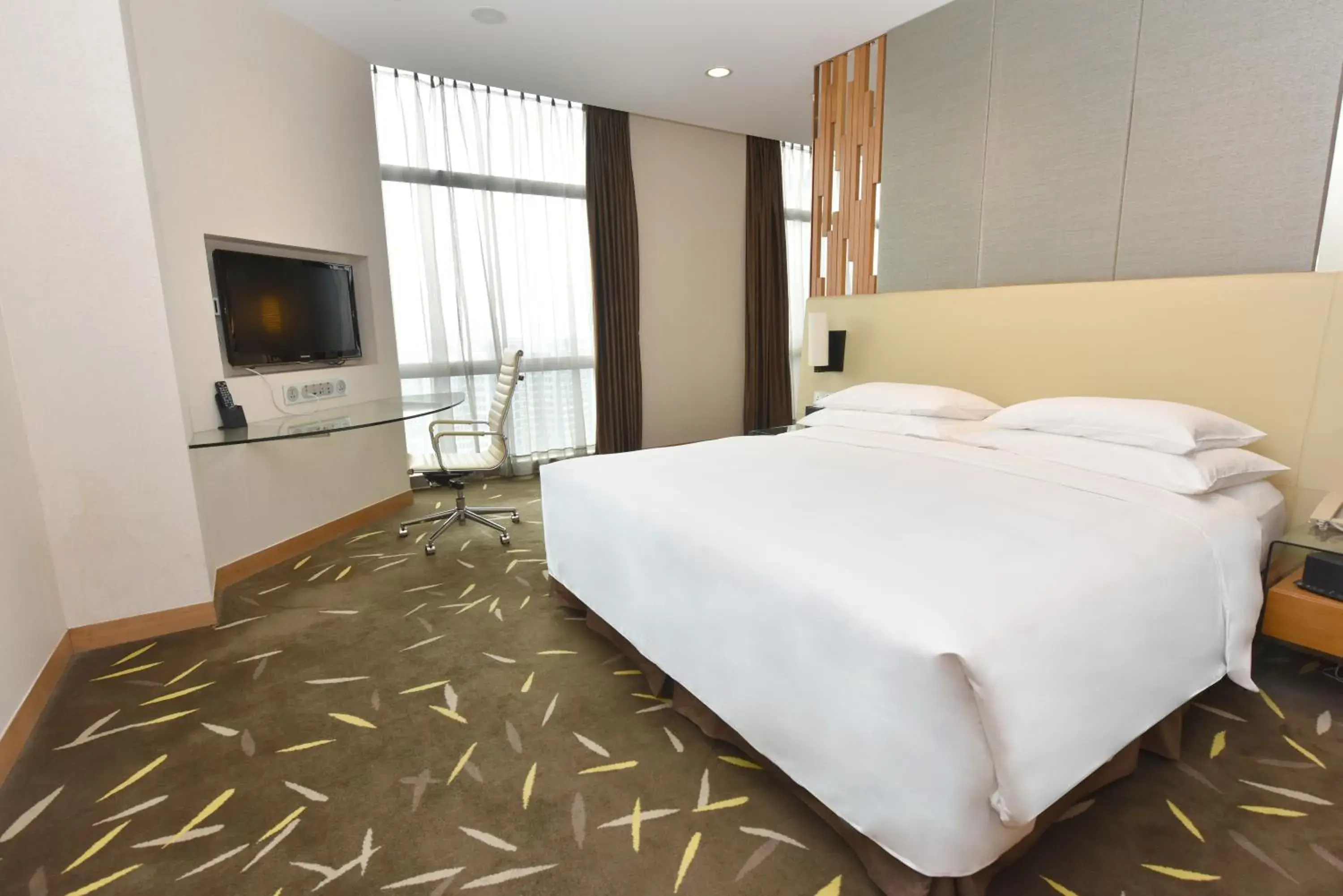 Bed in Crowne Plaza Zhongshan Wing On City, an IHG Hotel