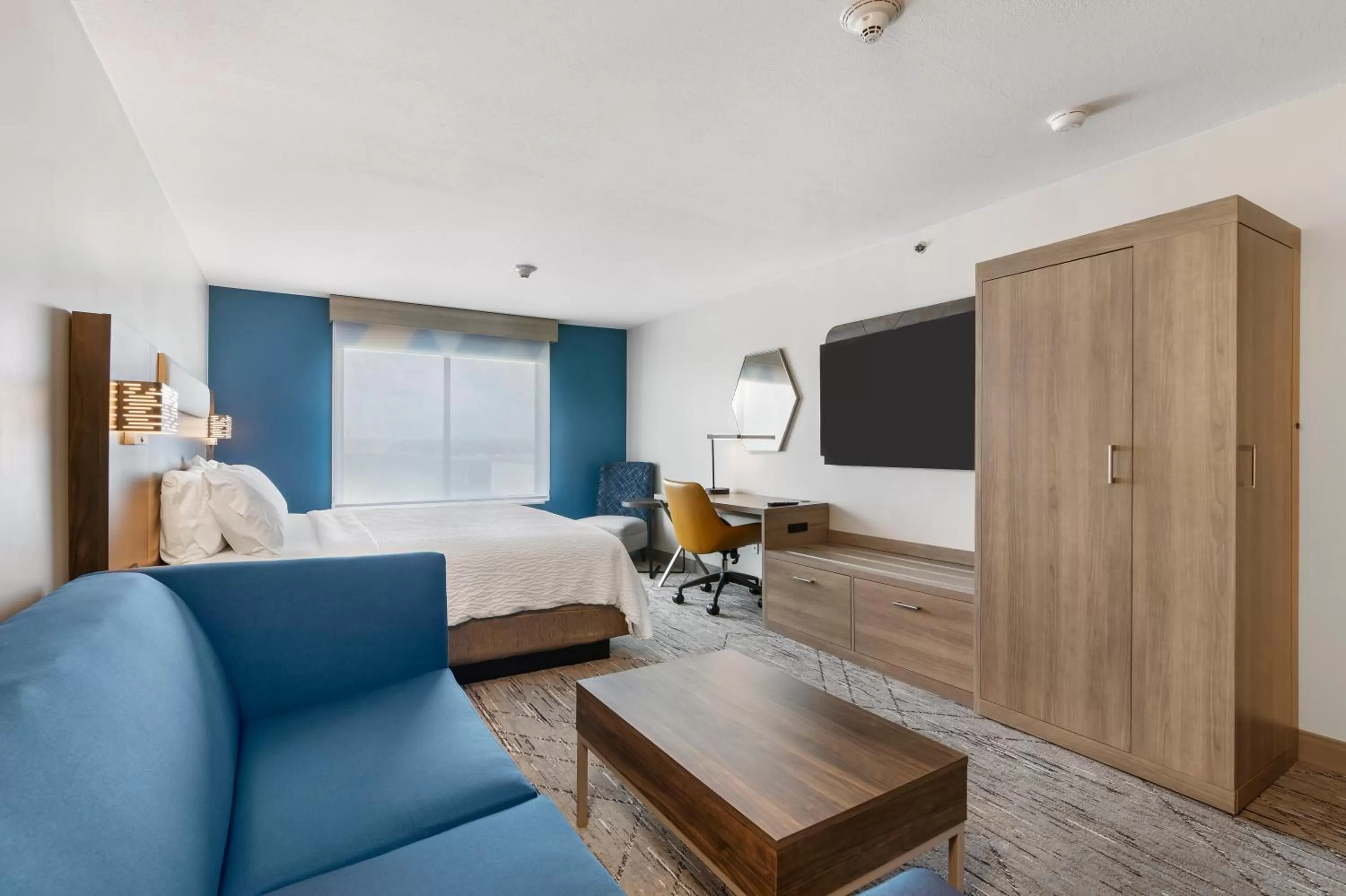 King Suite - Non-Smoking in Holiday Inn Express Peru-Lasalle Area, an IHG Hotel