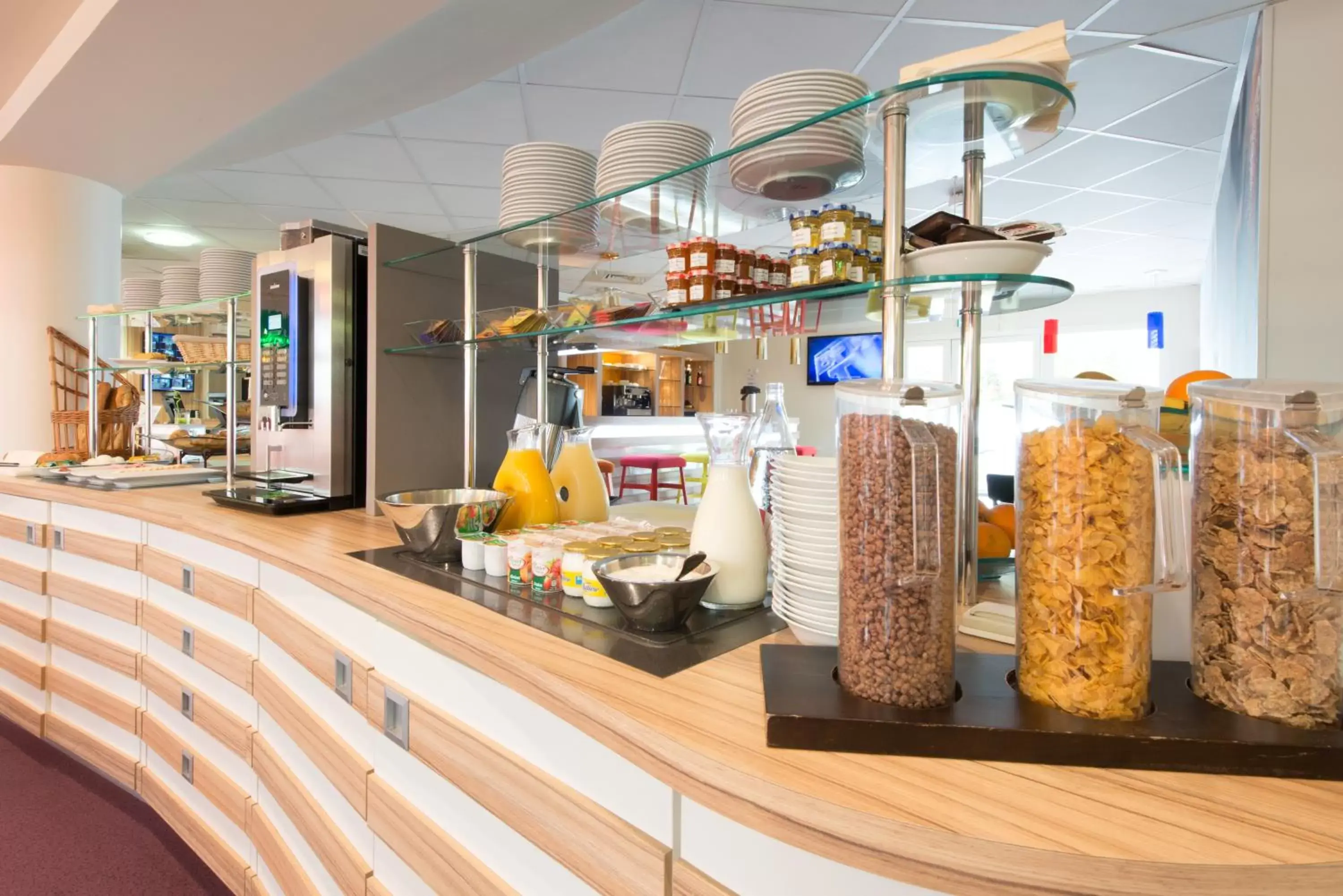 Buffet breakfast, Lounge/Bar in Kyriad La Rochelle Centre - Les Minimes