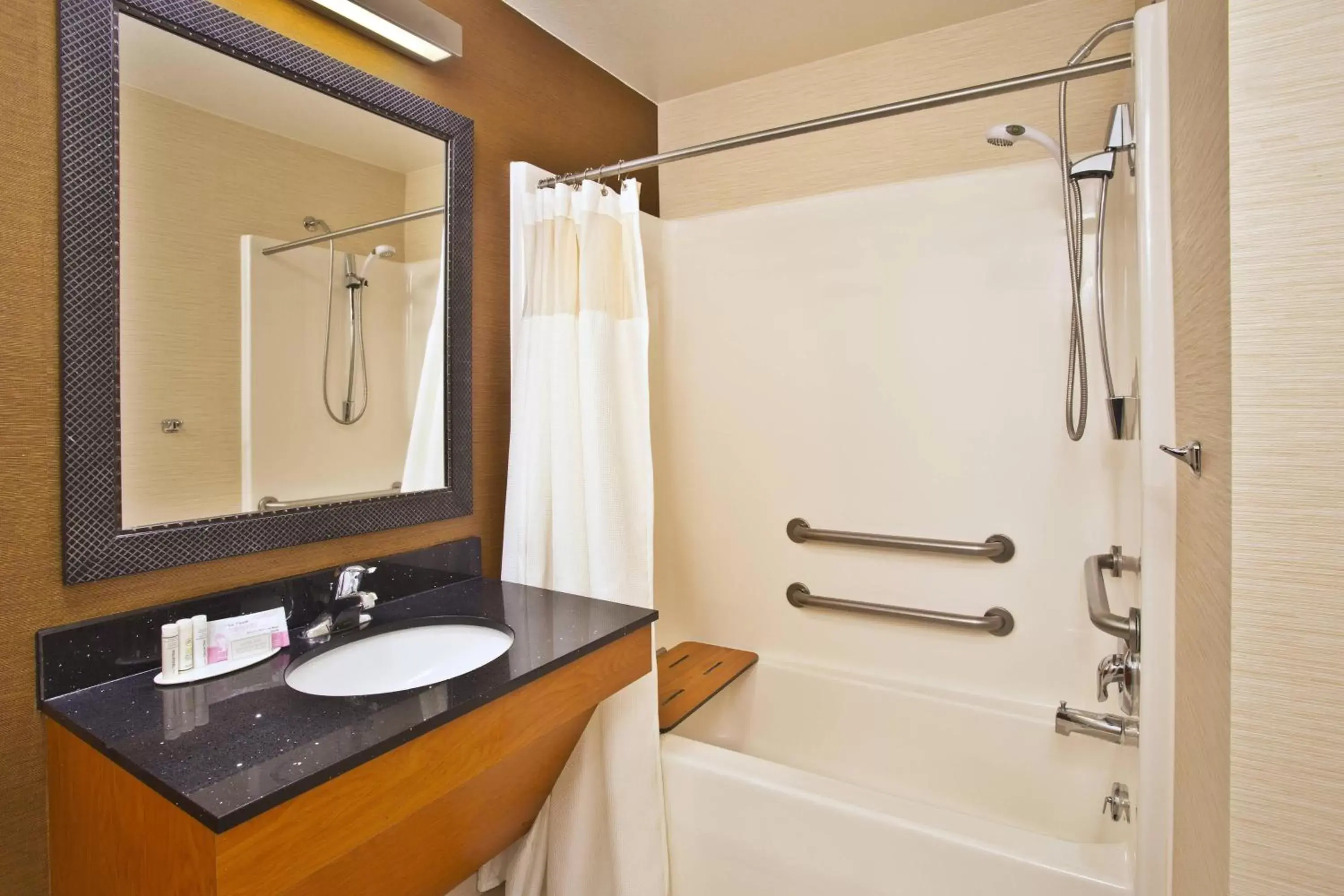 Bathroom in Fairfield Inn & Suites by Marriott Madison West/Middleton