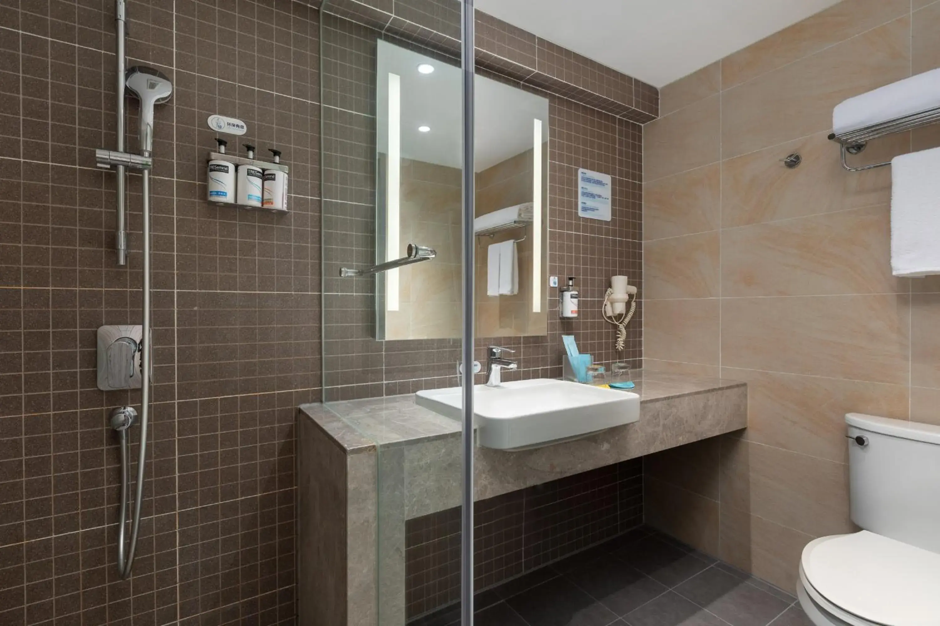 Photo of the whole room, Bathroom in Holiday Inn Express Xi'an Qujiang South, an IHG Hotel