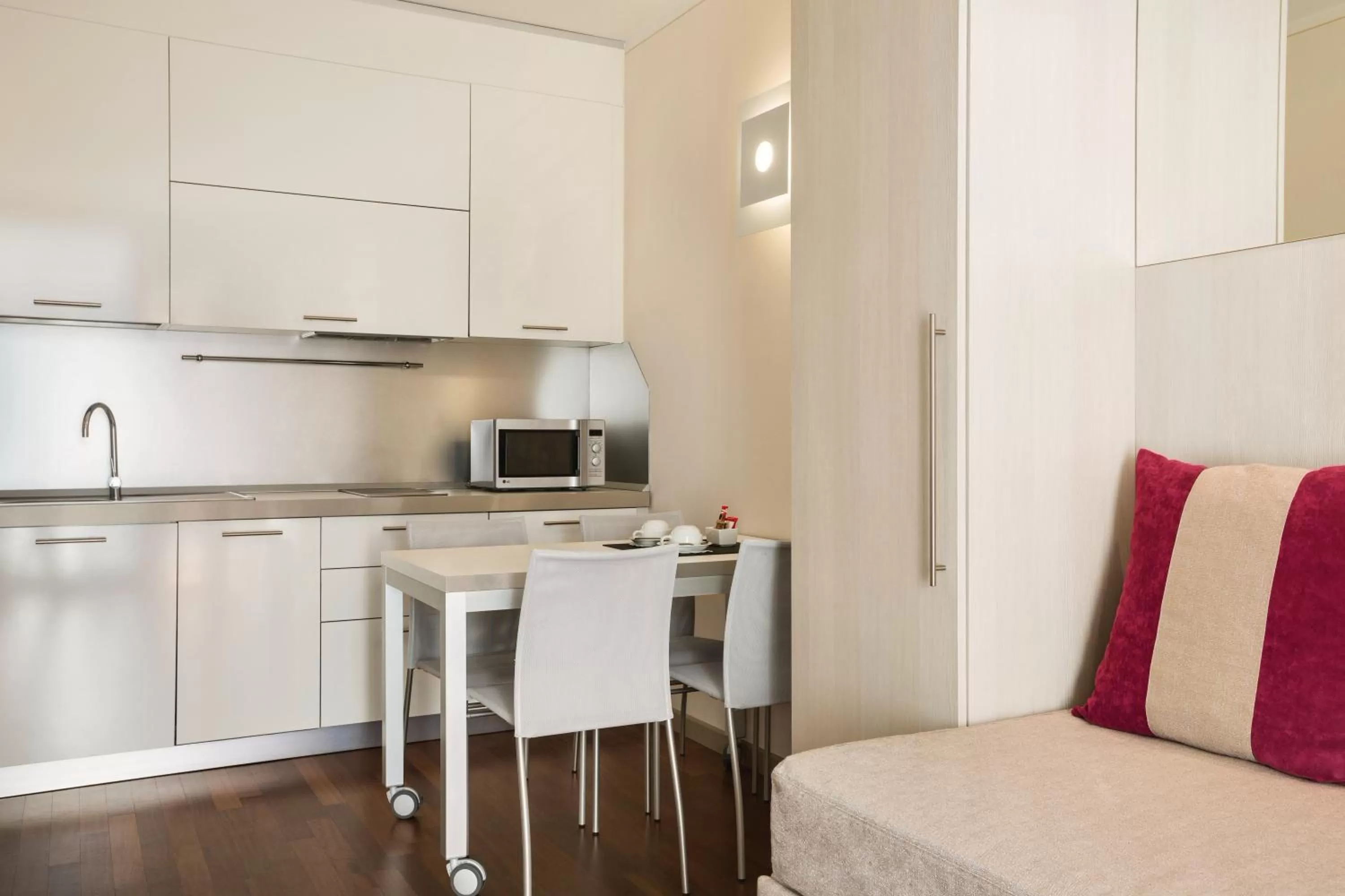 Kitchen or kitchenette in Ramada Plaza by Wyndham Milano