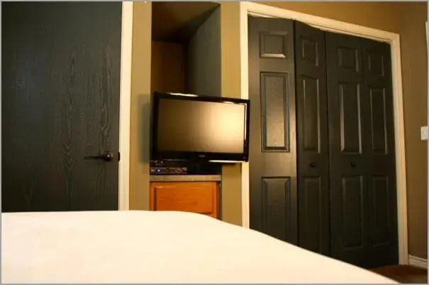 Bedroom, TV/Entertainment Center in Eagle's Den Suites Cotulla a Travelodge by Wyndham