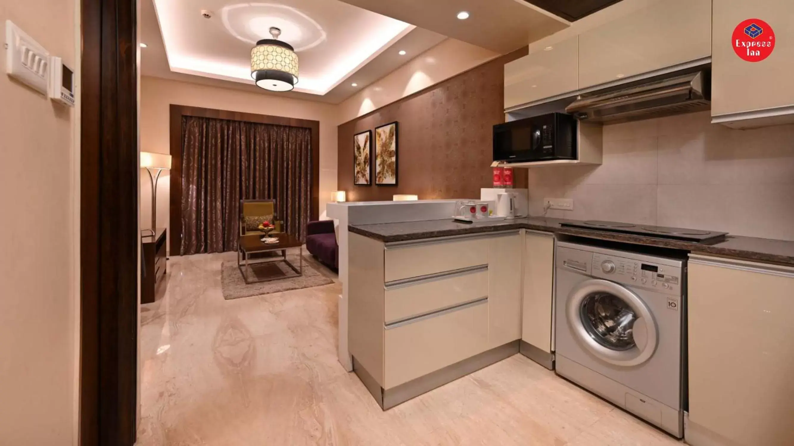 Kitchen or kitchenette, Kitchen/Kitchenette in Express Inn The Business Luxury Hotel