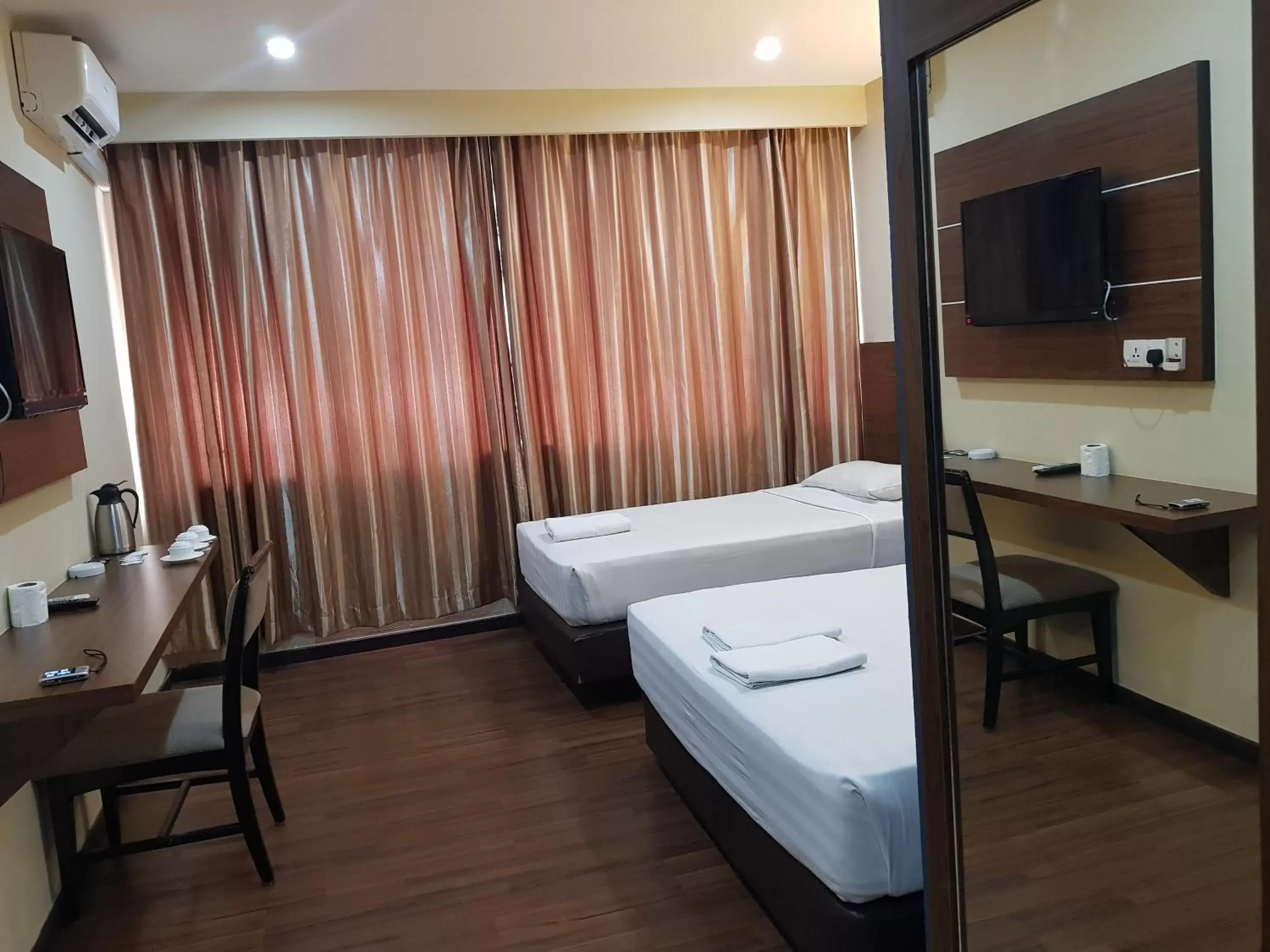 Photo of the whole room, Bed in Garden Inn, Penang
