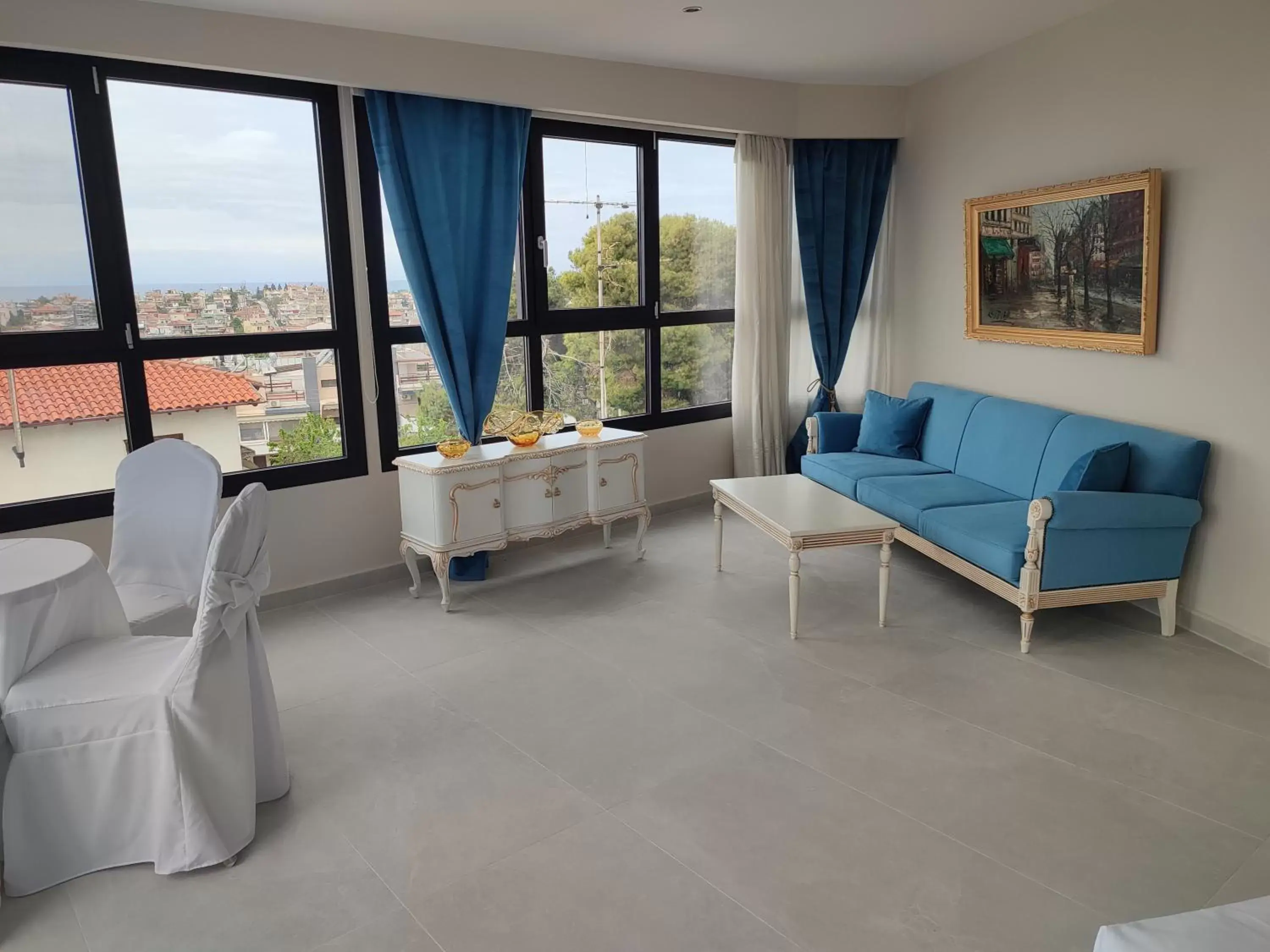 Photo of the whole room, Seating Area in Light Blue Hotel