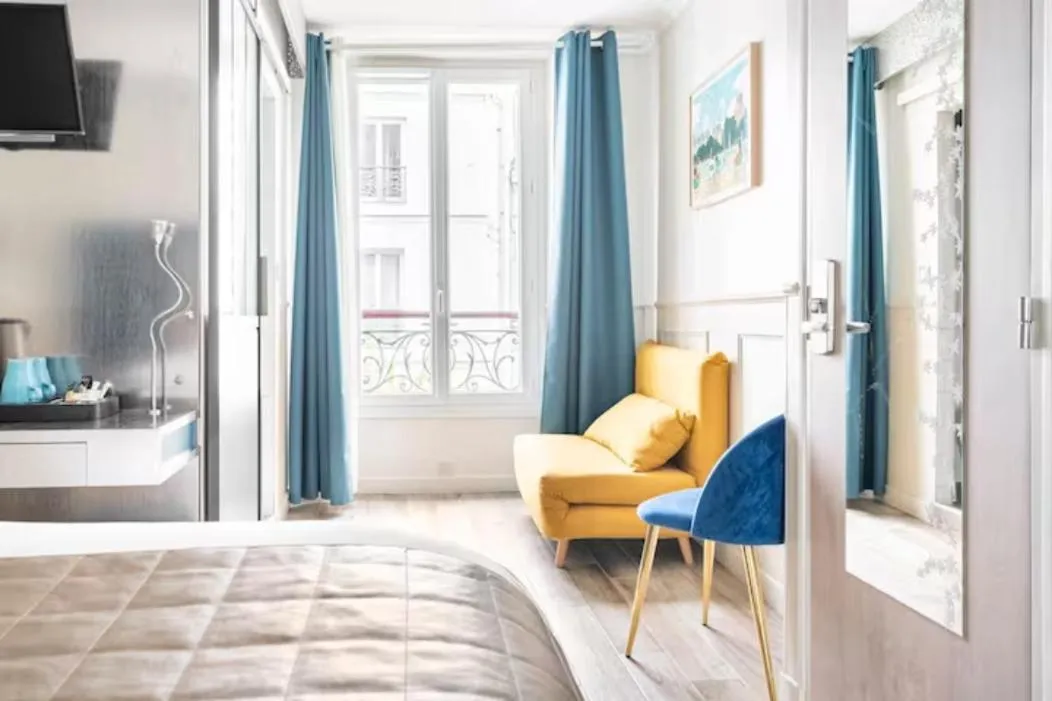 Photo of the whole room, Bed in District Republique