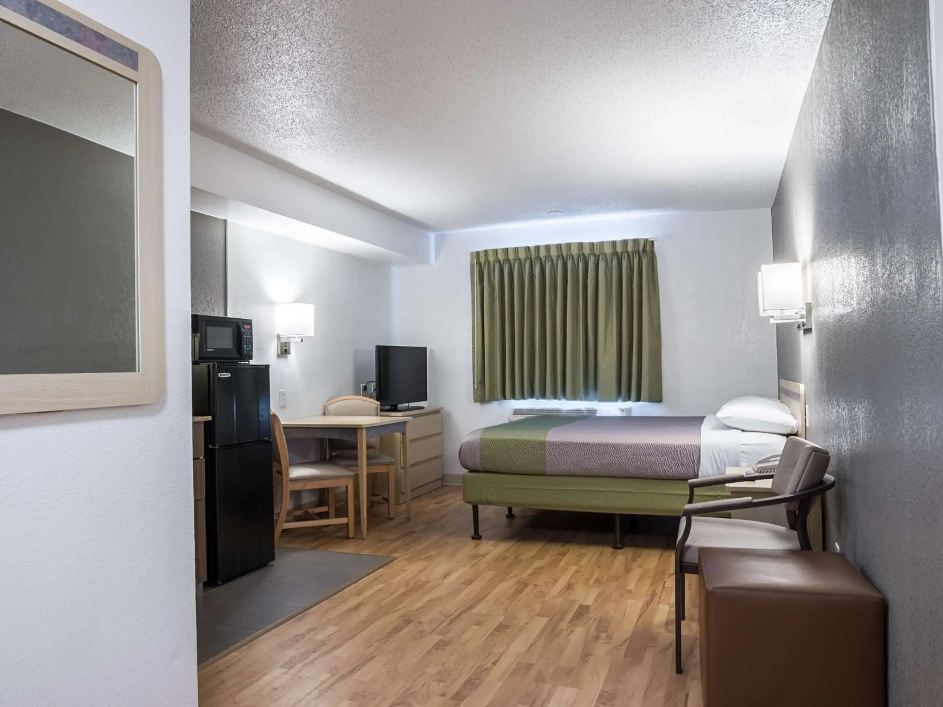 TV and multimedia, Bed in Studio 6-Miamisburg, OH - Dayton TV and multimedia, Bed in Studio 6-Miamisburg, OH - Dayton