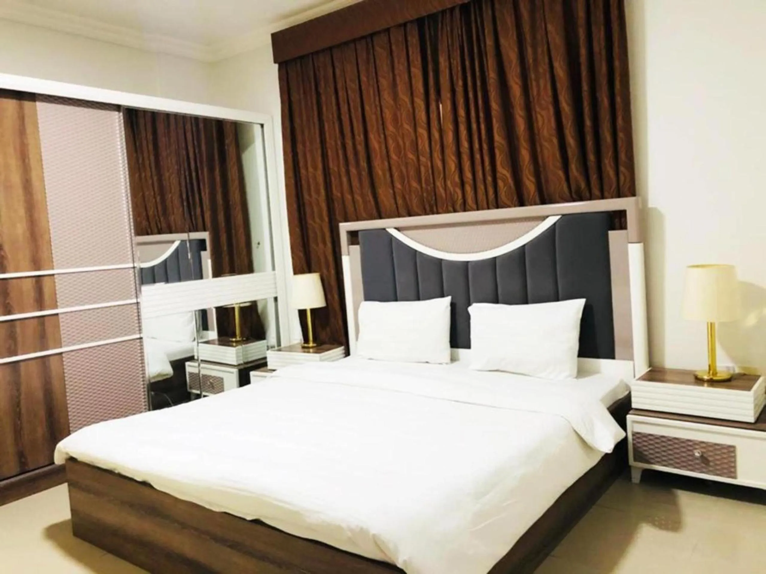 Bedroom, Bed in Majestic Hotel