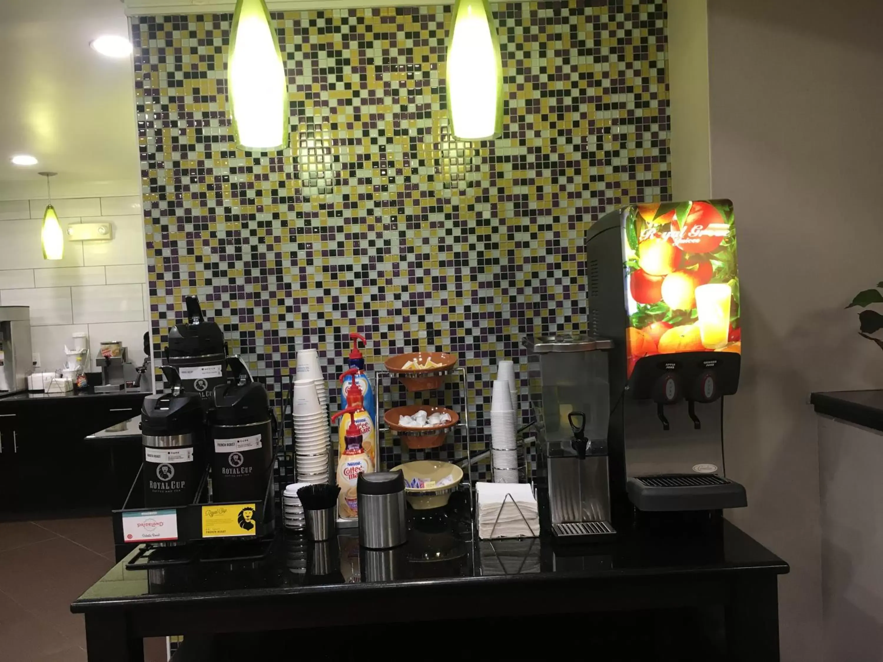 Breakfast in La Quinta Inn & Suites by Wyndham Louisville East