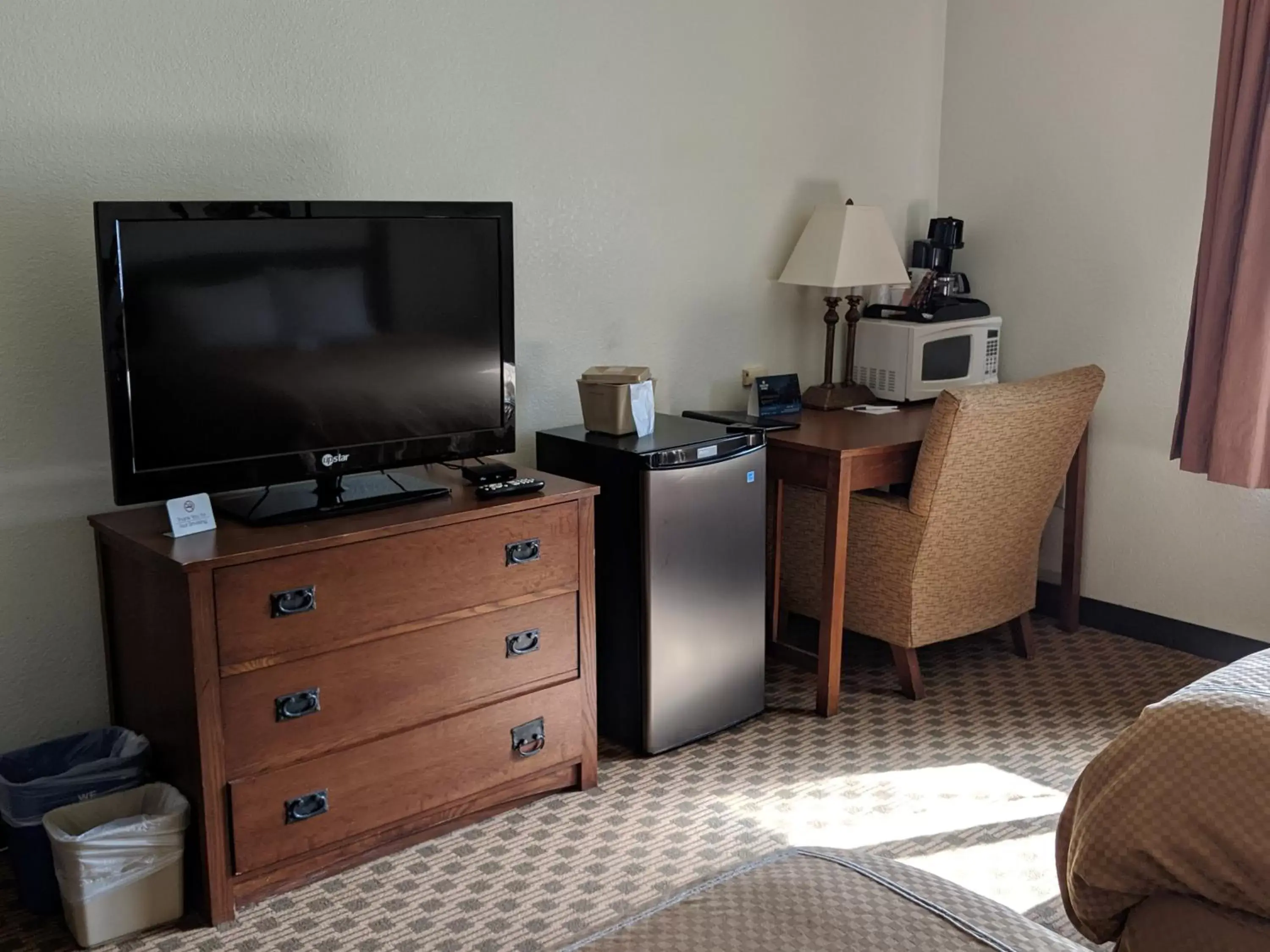 TV and multimedia, TV/Entertainment Center in Boarders Inn and Suites by Cobblestone Hotels - Ripon