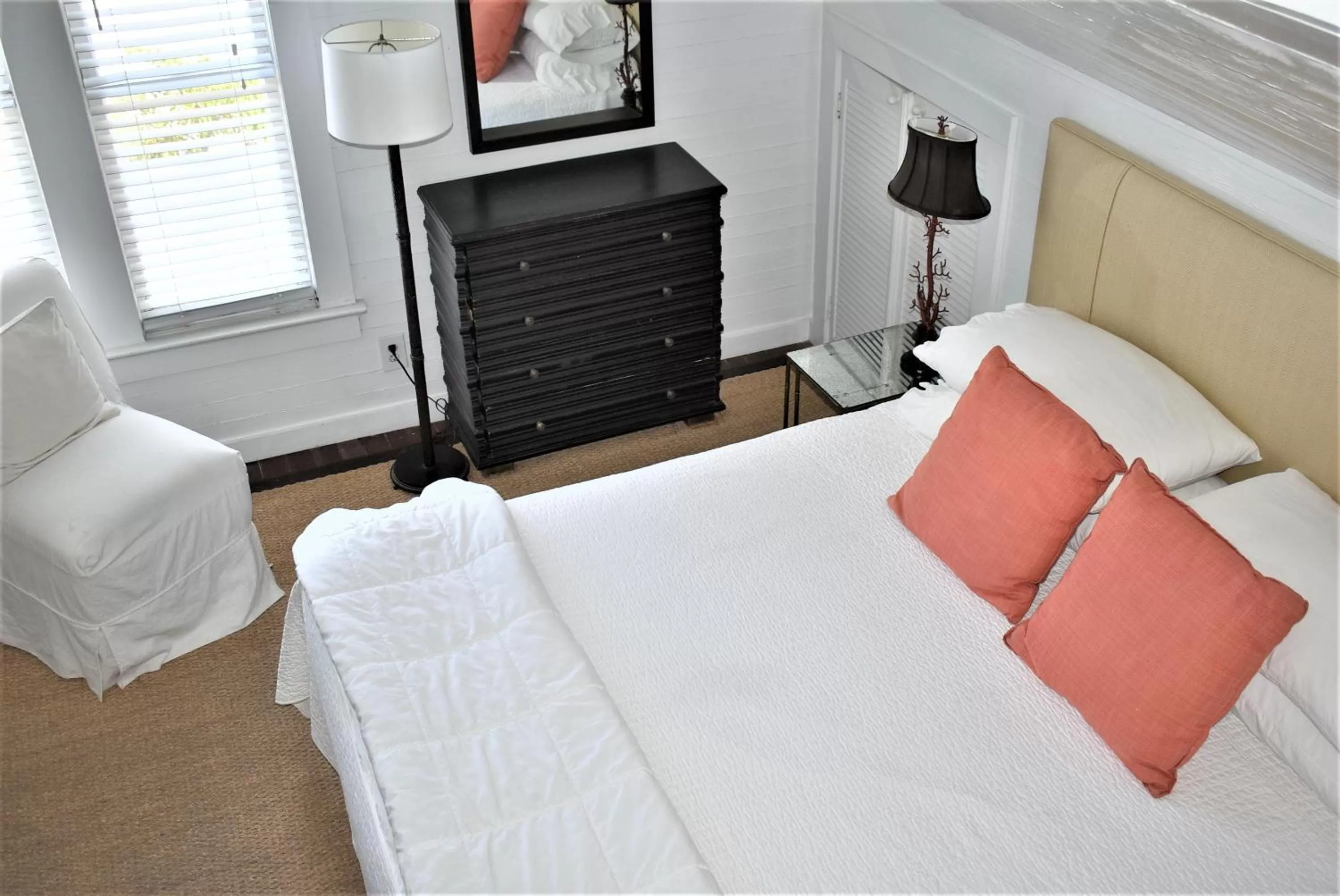 Bed in Simonton Court Historic Inn & Cottages