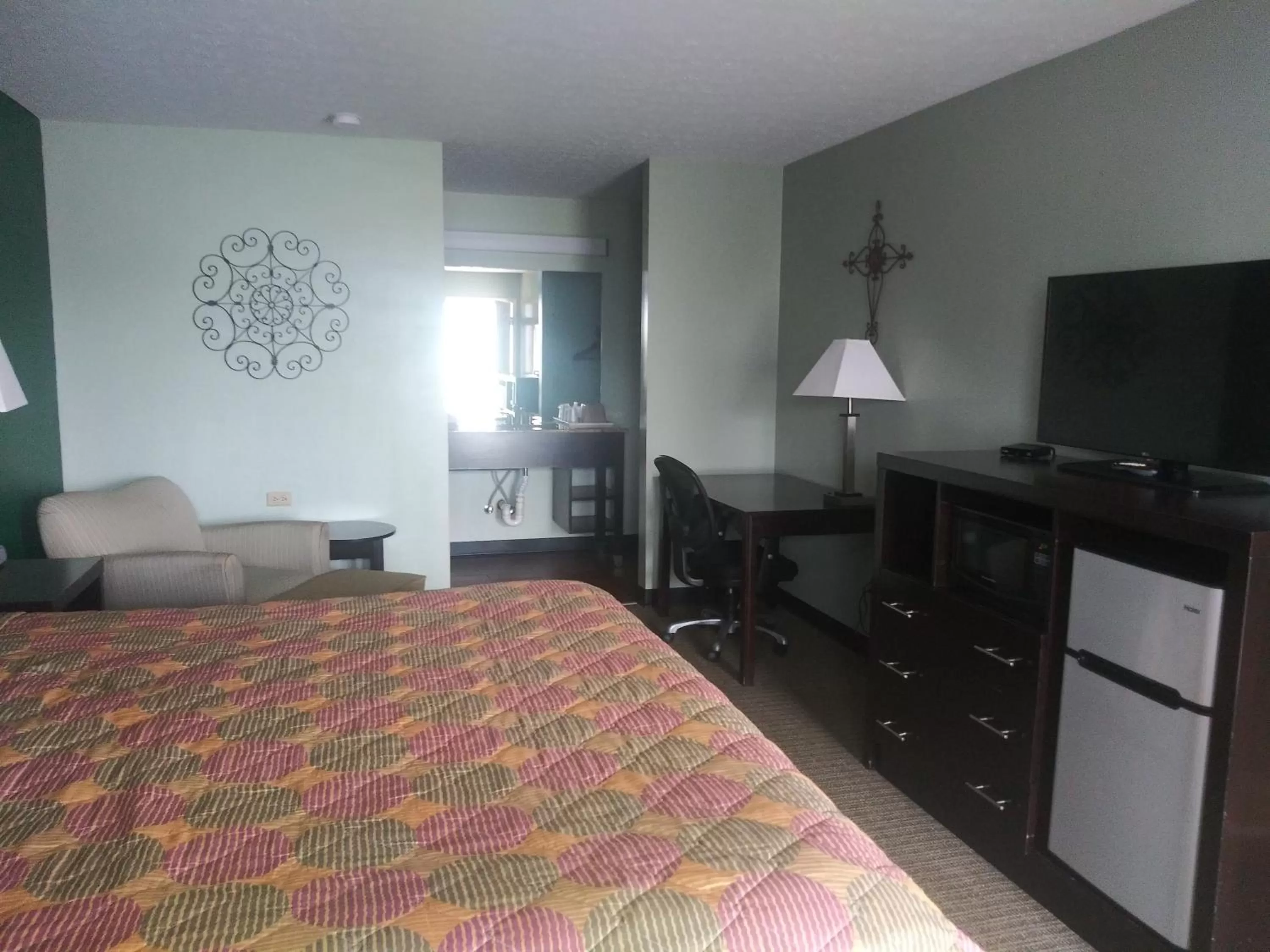 Photo of the whole room, Bed in Hearthstone Inn