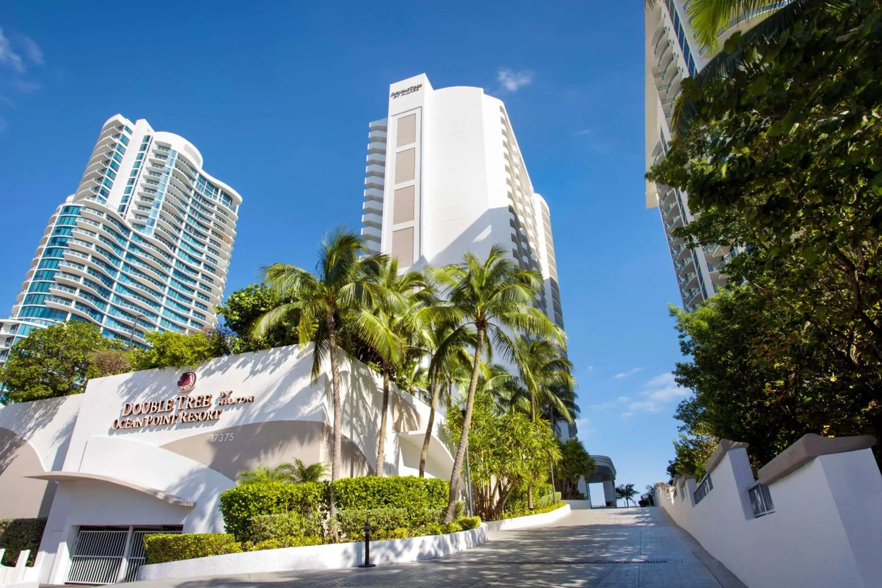 Property building in DoubleTree by Hilton Ocean Point Resort - North Miami Beach
