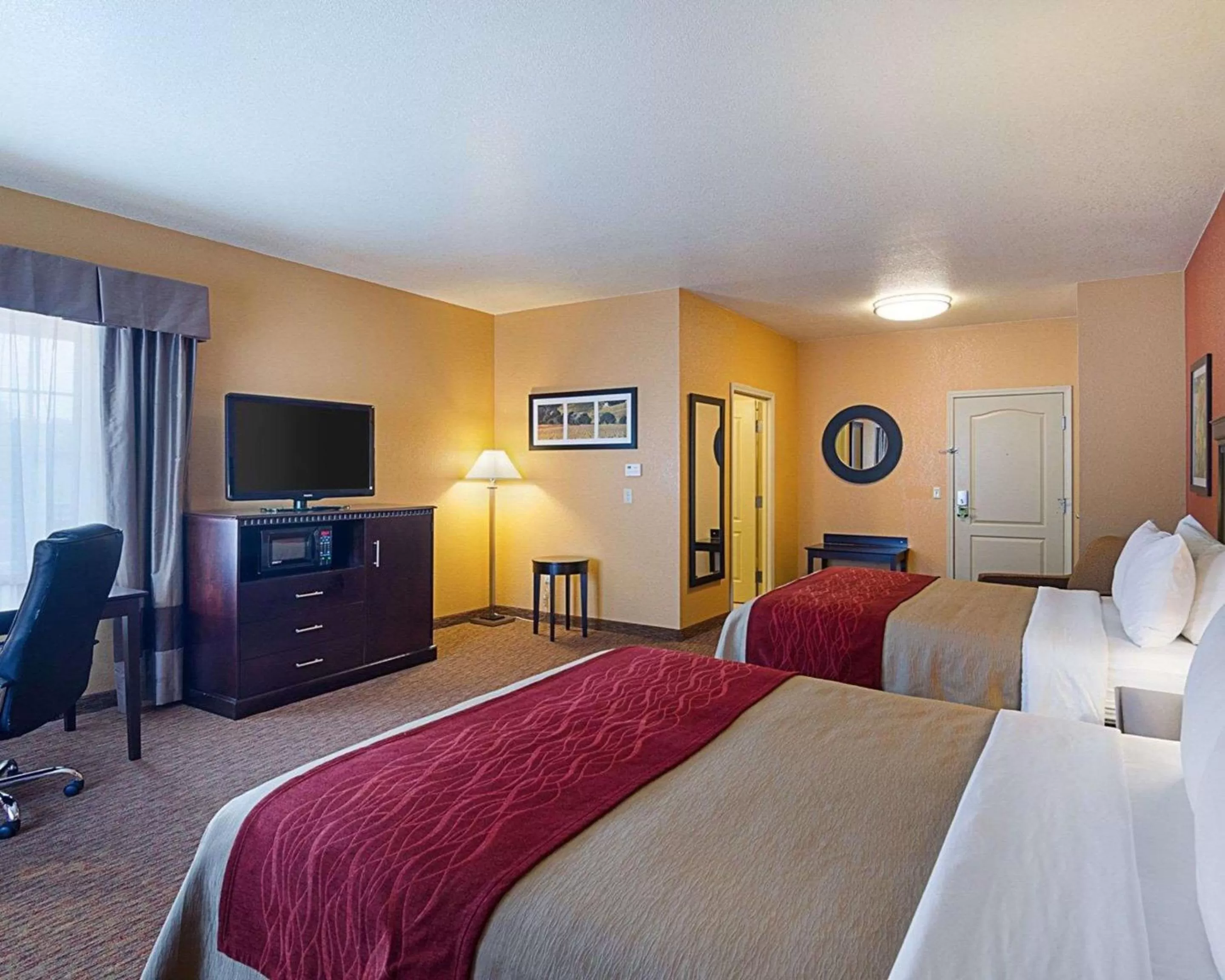 Photo of the whole room, Bed in Comfort Inn & Suites Orange - Montpelier