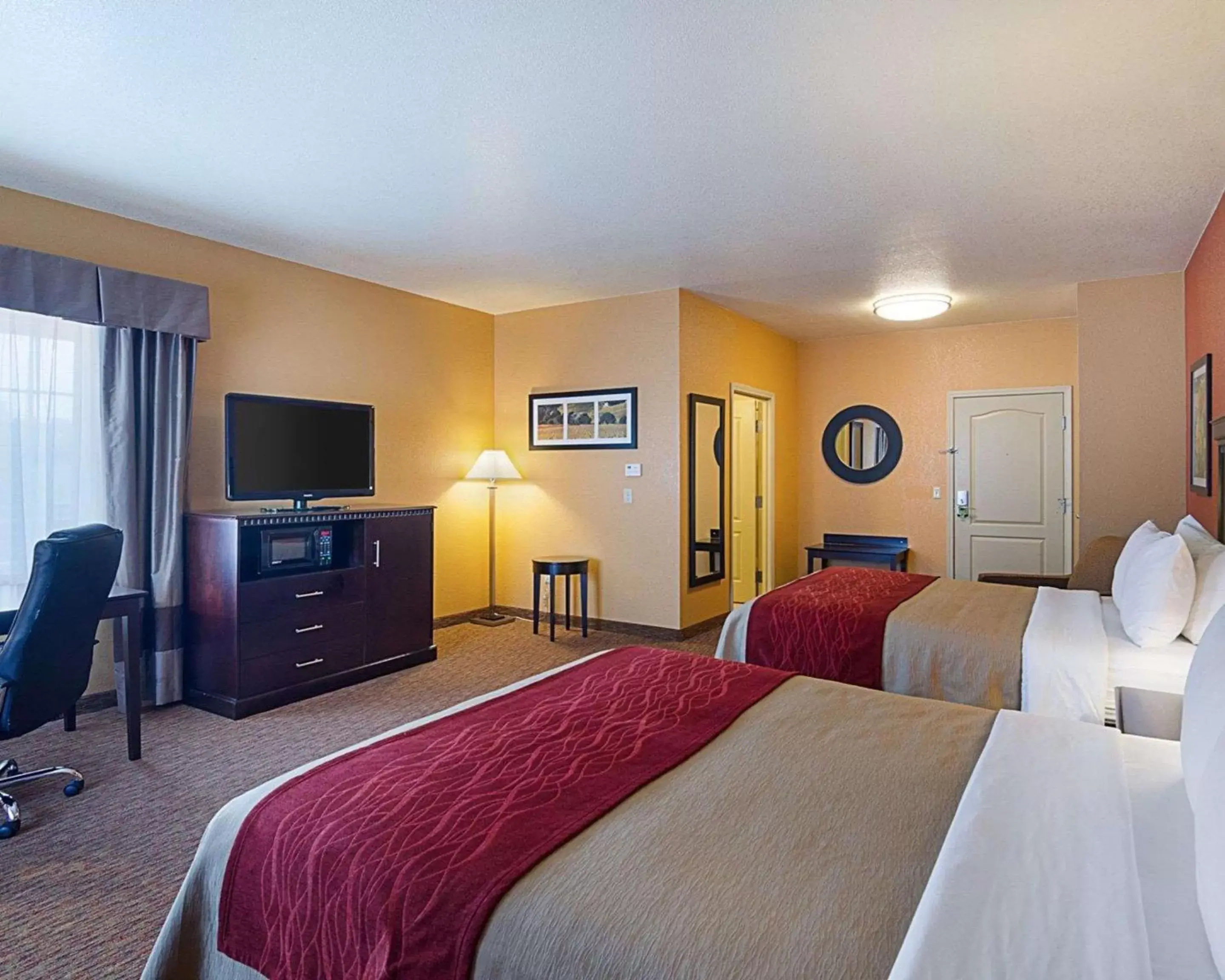 Photo of the whole room, Bed in Comfort Inn & Suites Orange