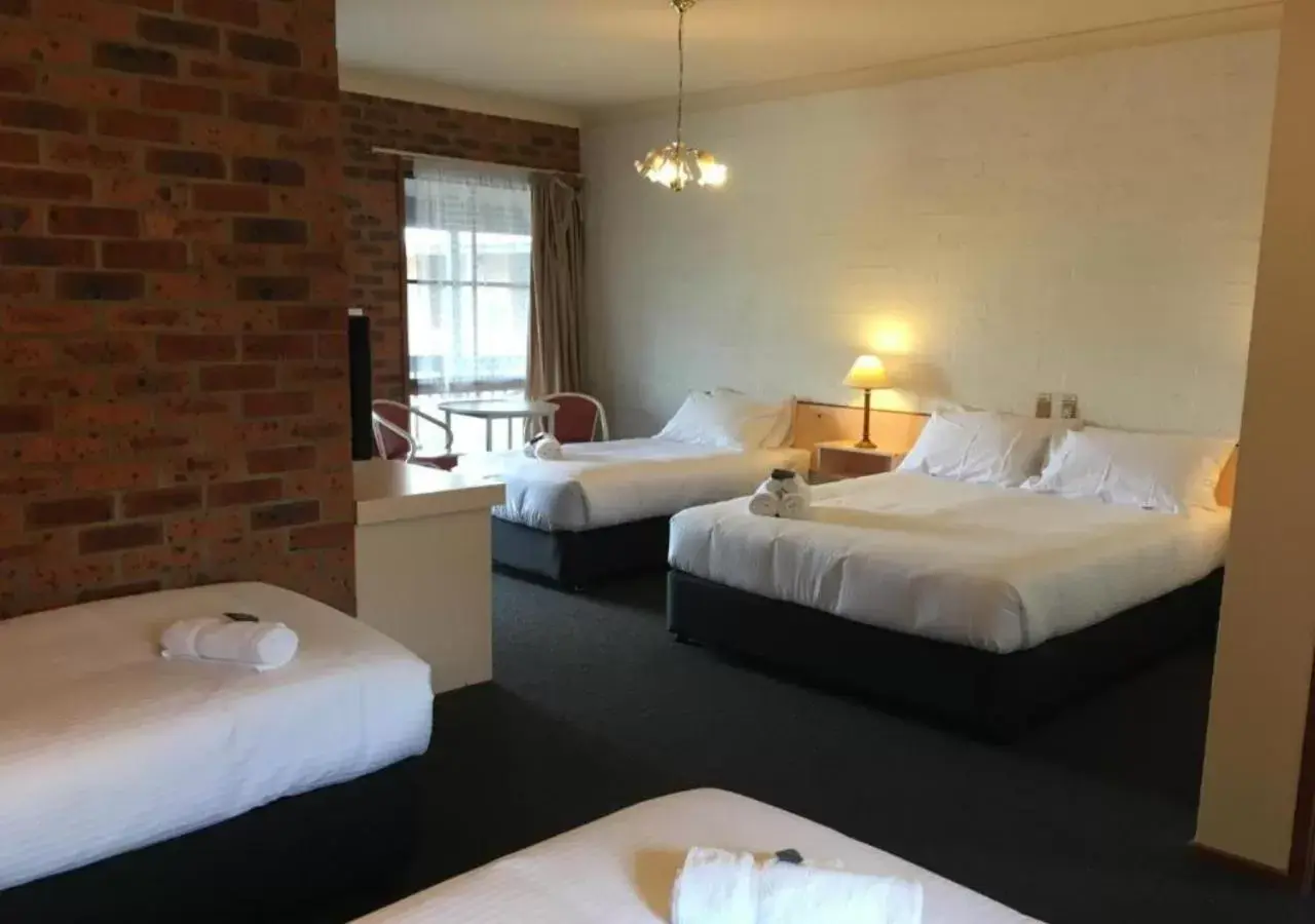 Photo of the whole room, Bed in Bega Downs Motor Inn