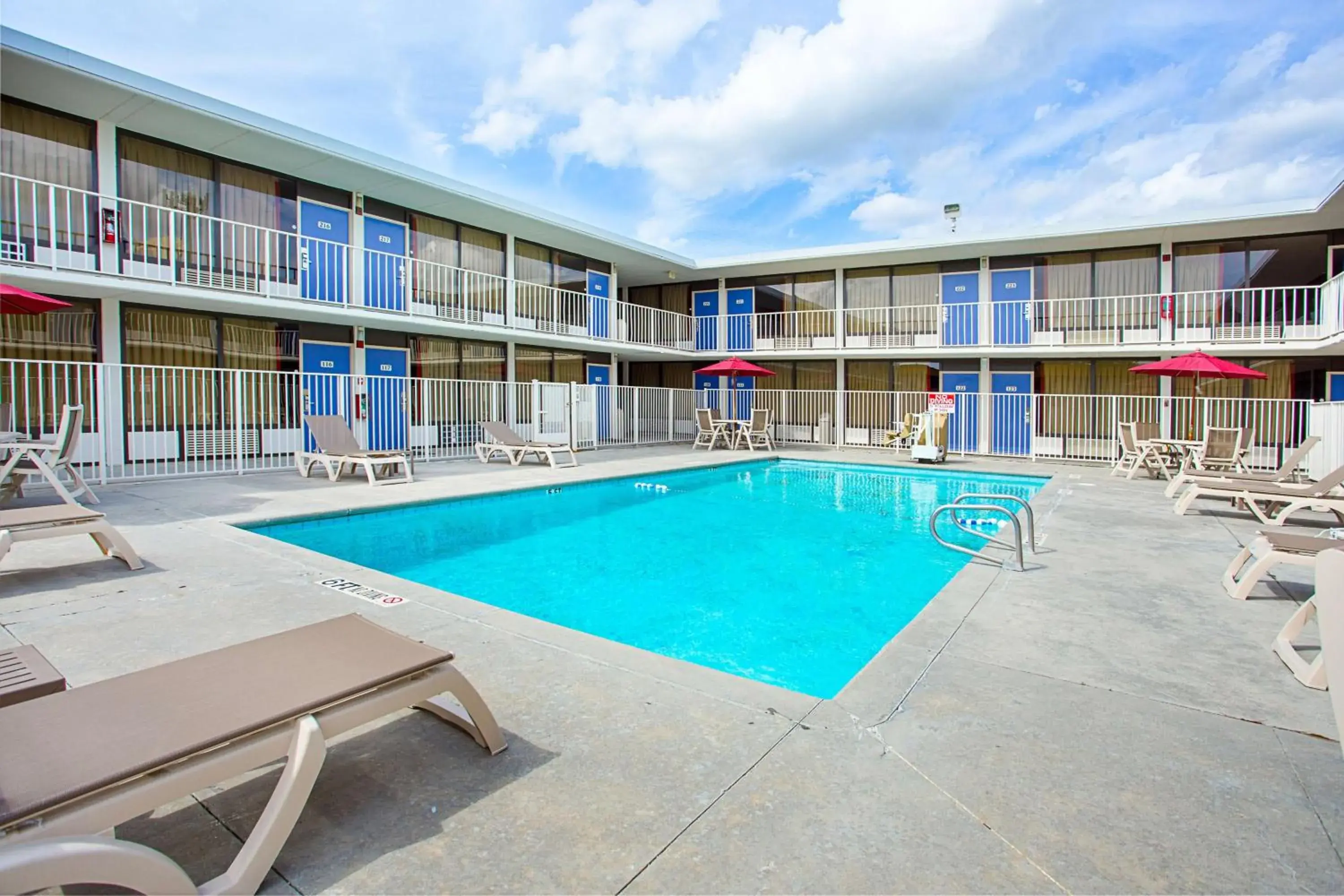 Pool view, Property Building in Motel 6 Baton Rouge Southeast