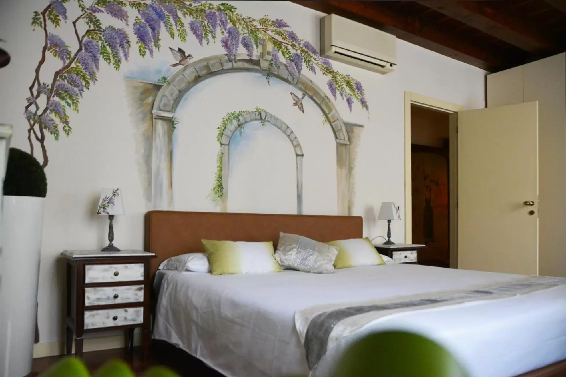 Photo of the whole room, Bed in Relais Ponte Pietra