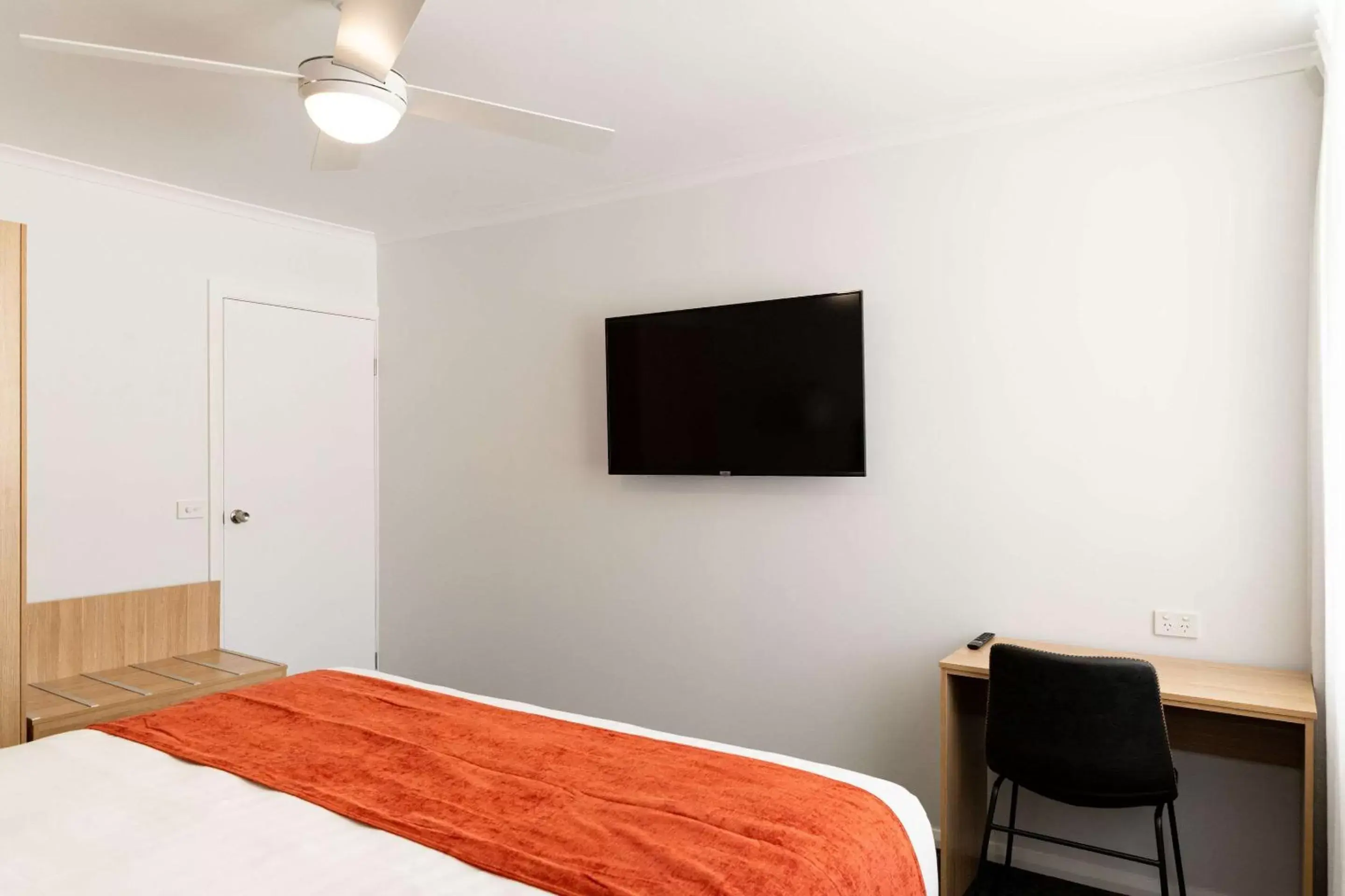 Bedroom, TV/Entertainment Center in Econo Lodge Mildura