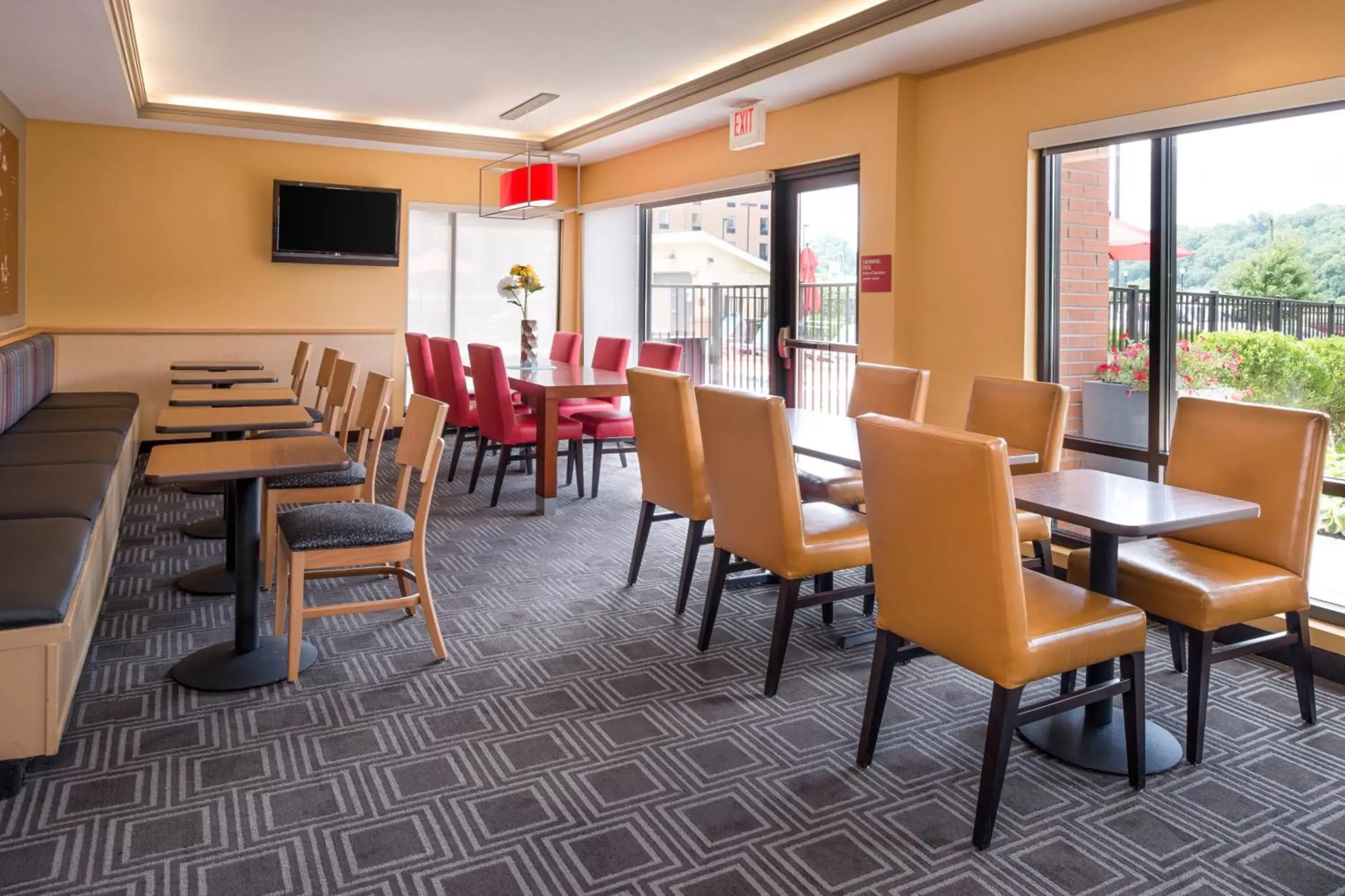 Breakfast, Restaurant/Places to Eat in TownePlace Suites Huntington