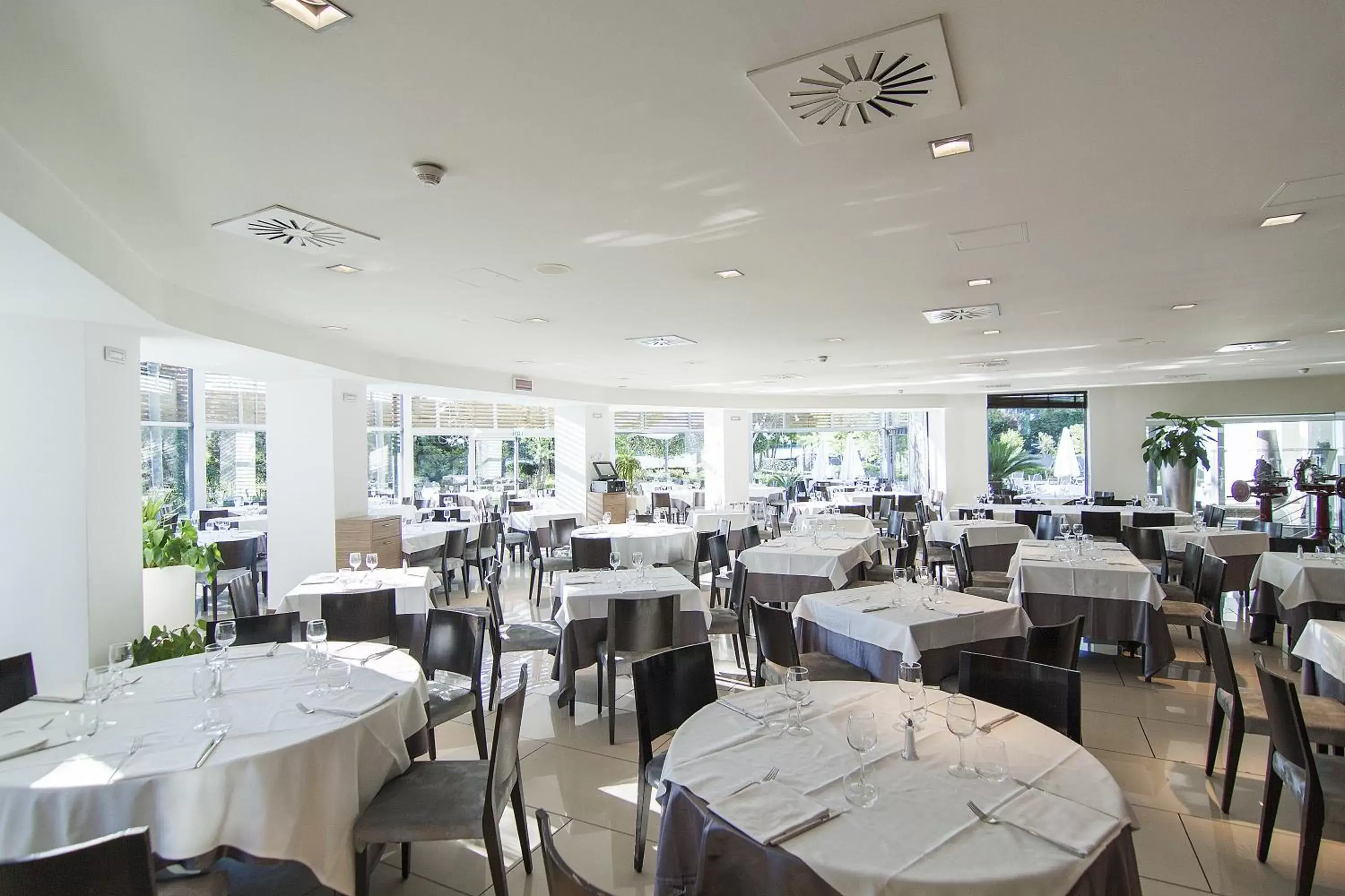 Restaurant/Places to Eat in Inverigo Hotel