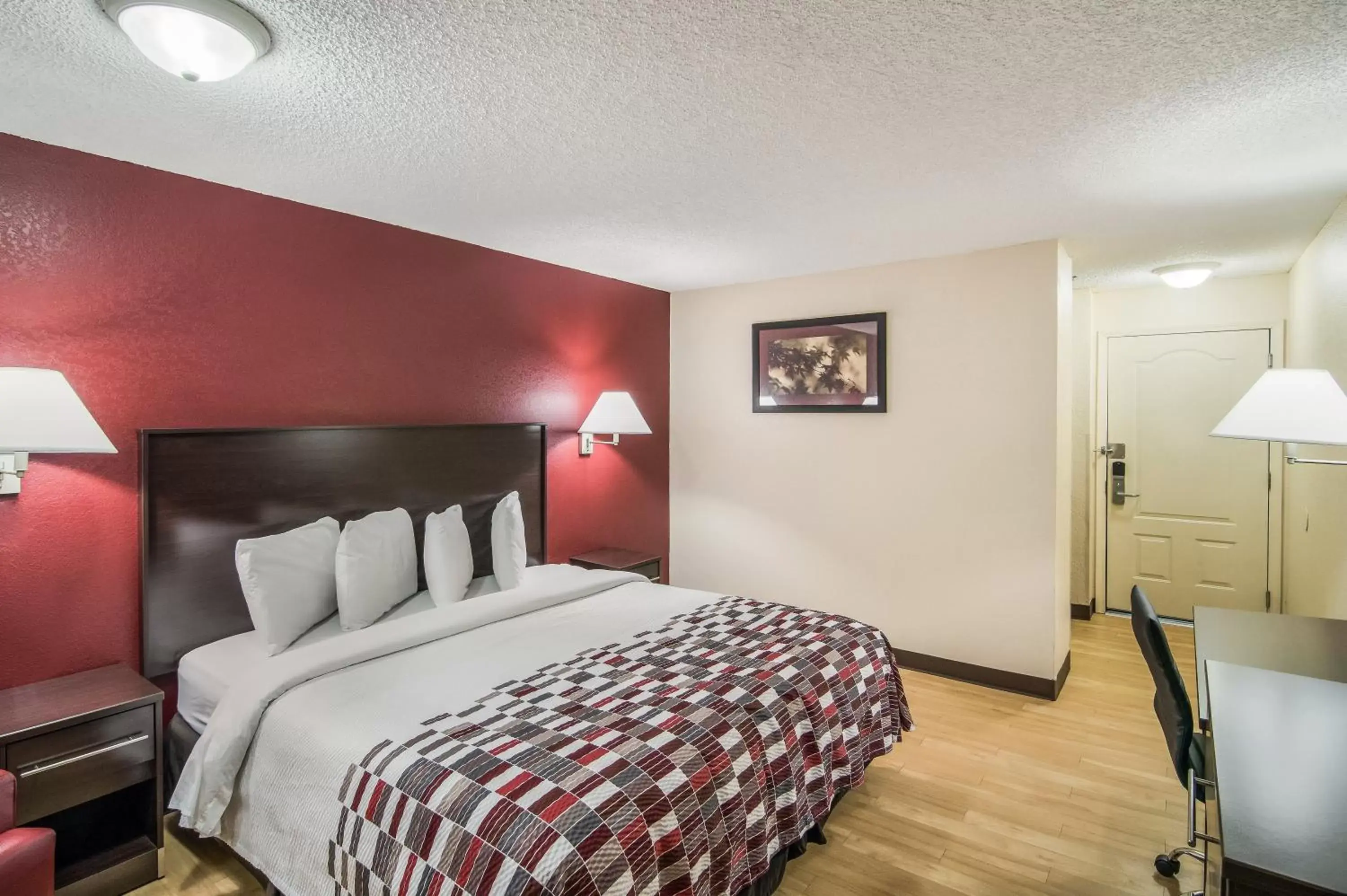 Photo of the whole room, Bed in Red Roof Inn & Suites Pensacola East - Milton