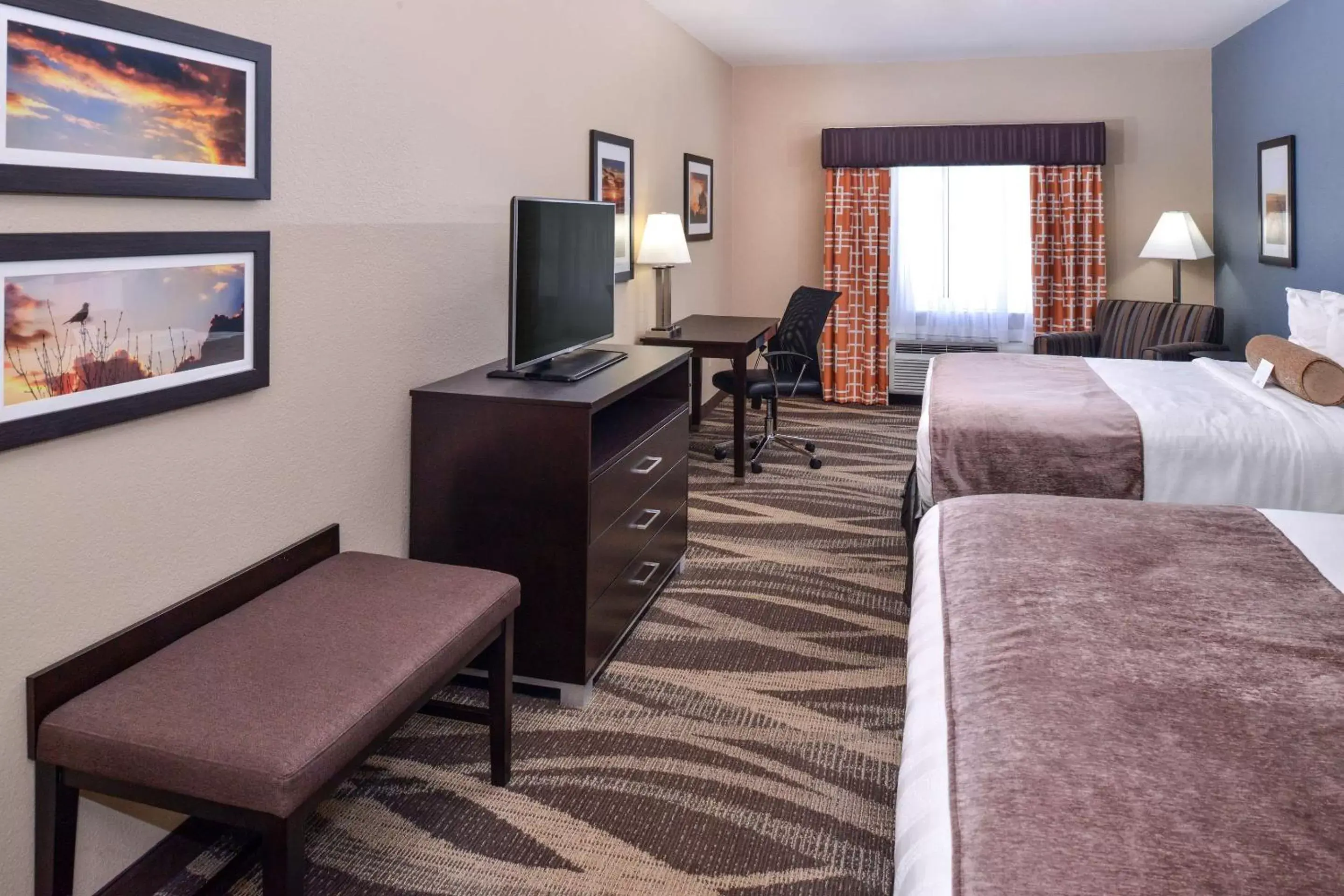 Photo of the whole room, TV/Entertainment Center in Best Western Plus Lake Jackson Inn & Suites