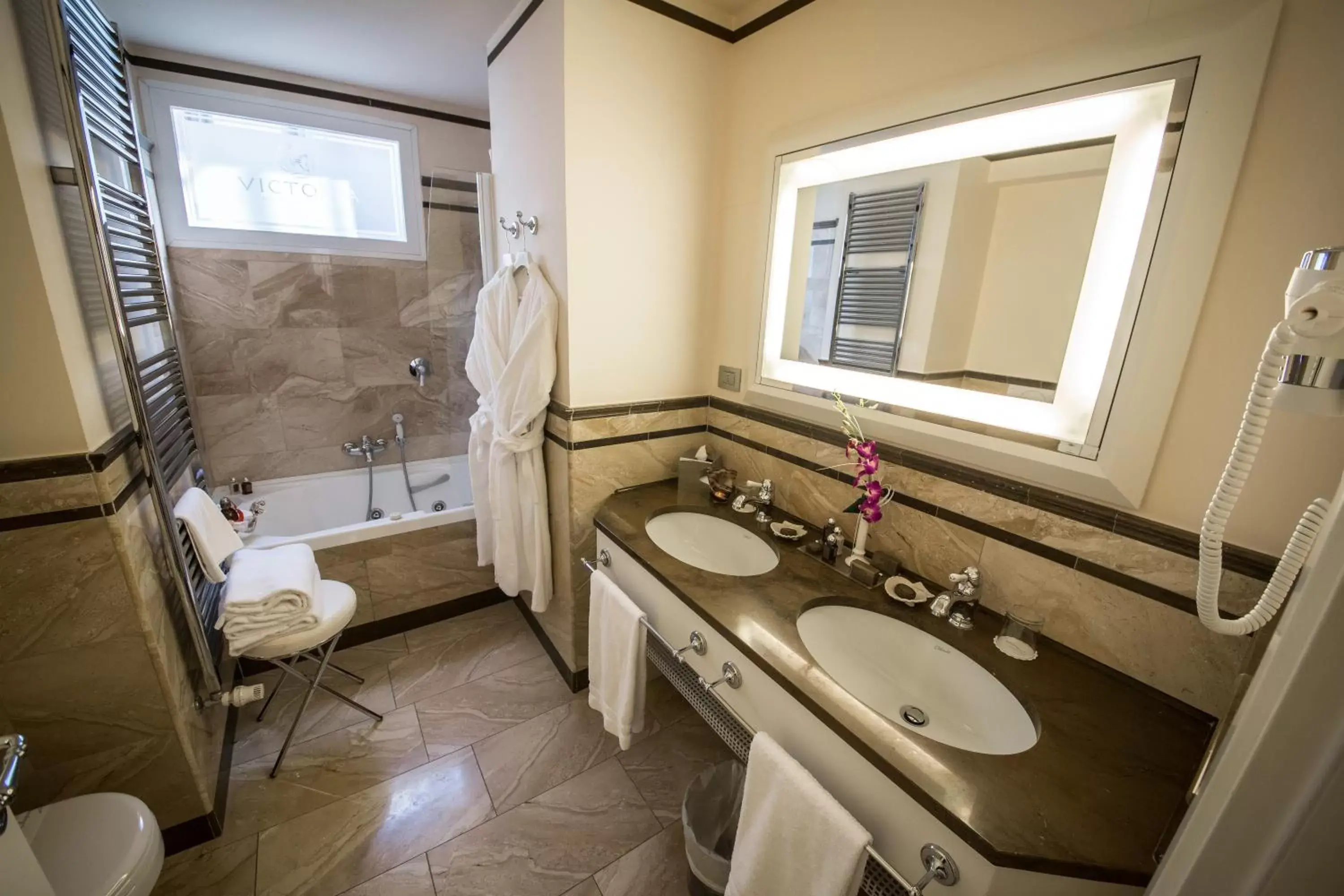 Bathroom in Victoria Hotel Letterario