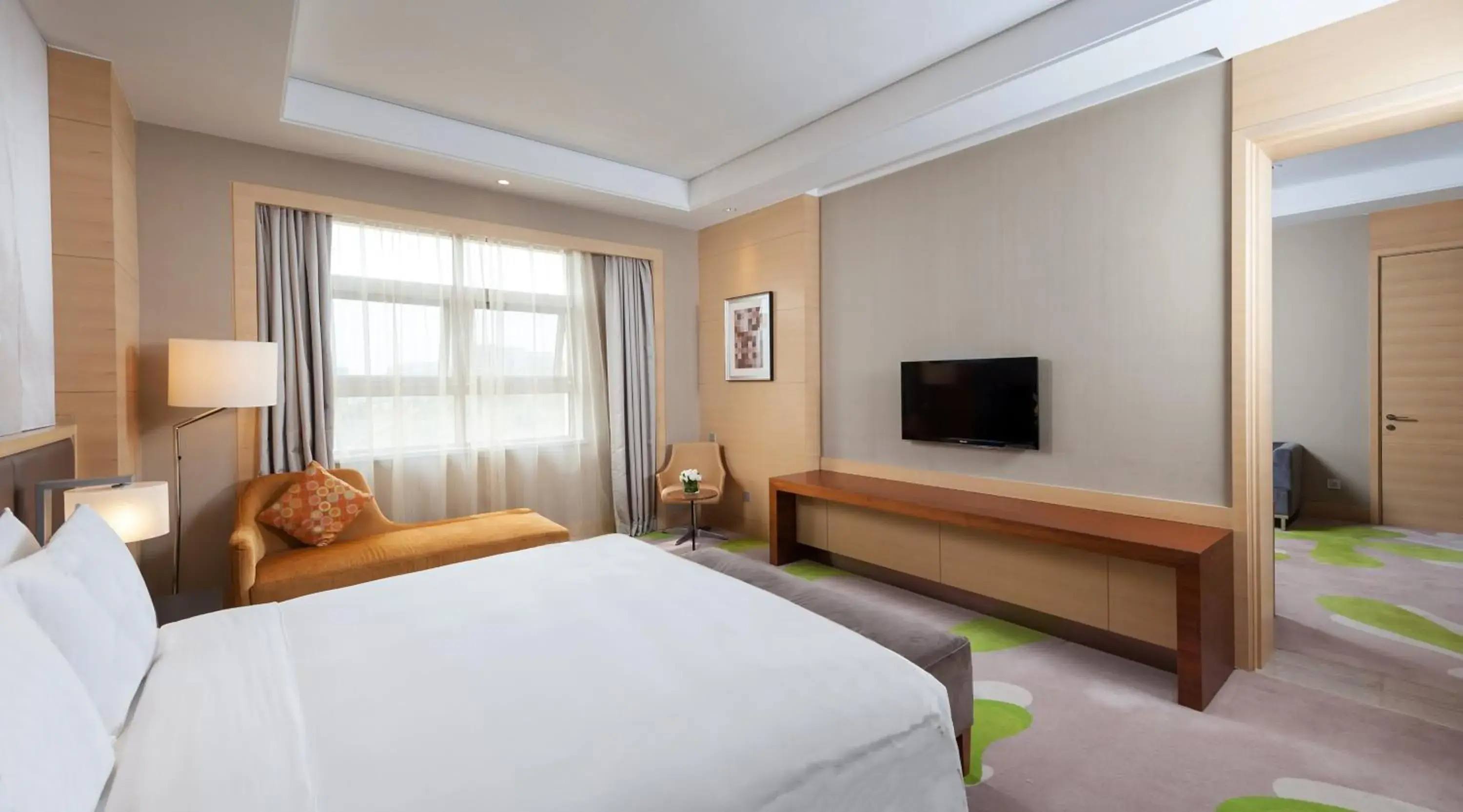 Photo of the whole room, TV/Entertainment Center in Holiday Inn Qingdao Expo, an IHG Hotel