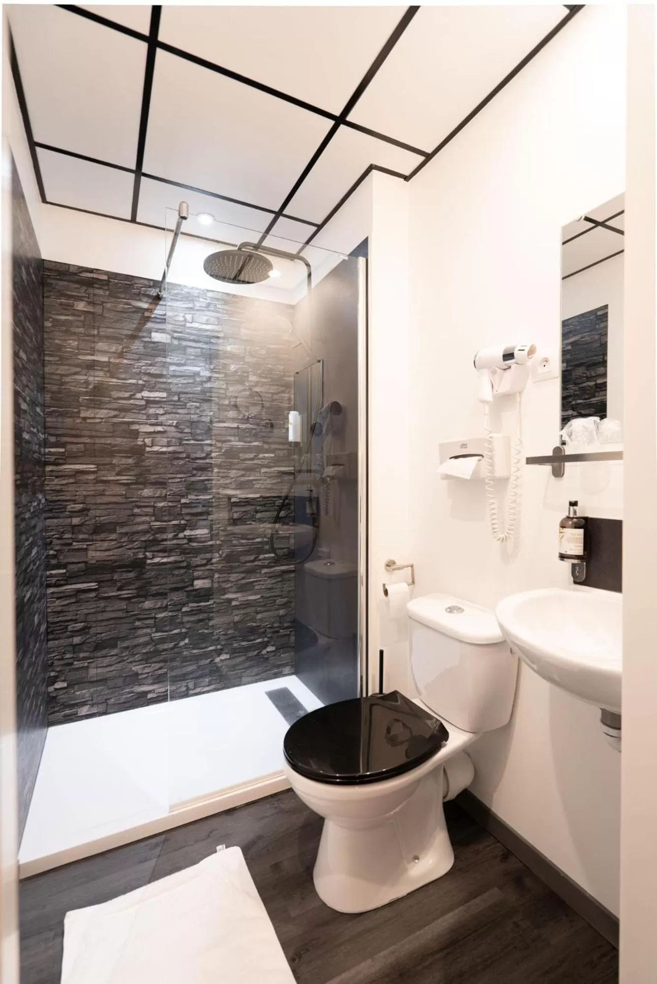 Bathroom in Logis Central Hôtel - Restaurant & Spa