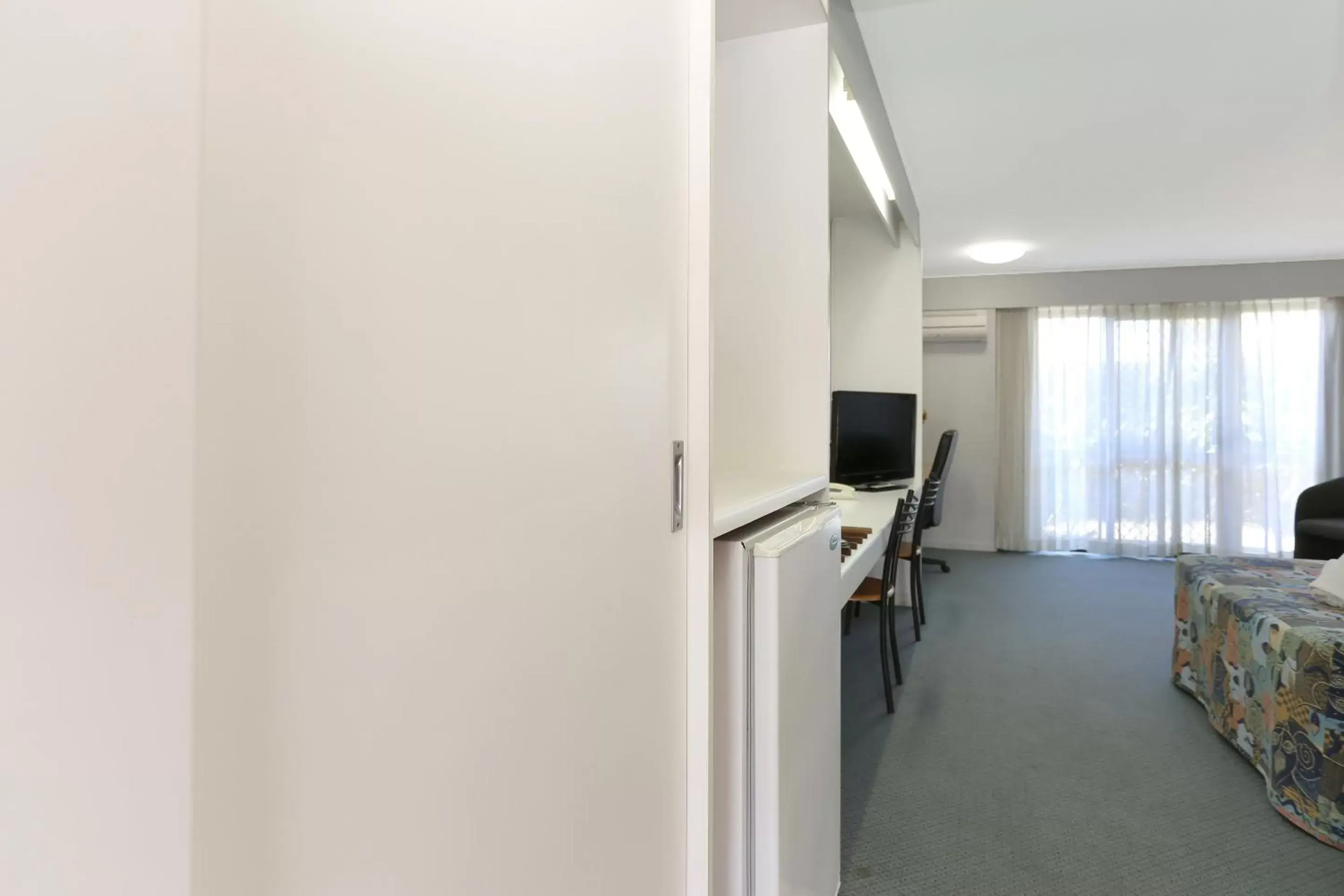 Bedroom, TV/Entertainment Center in Reef Resort Motel