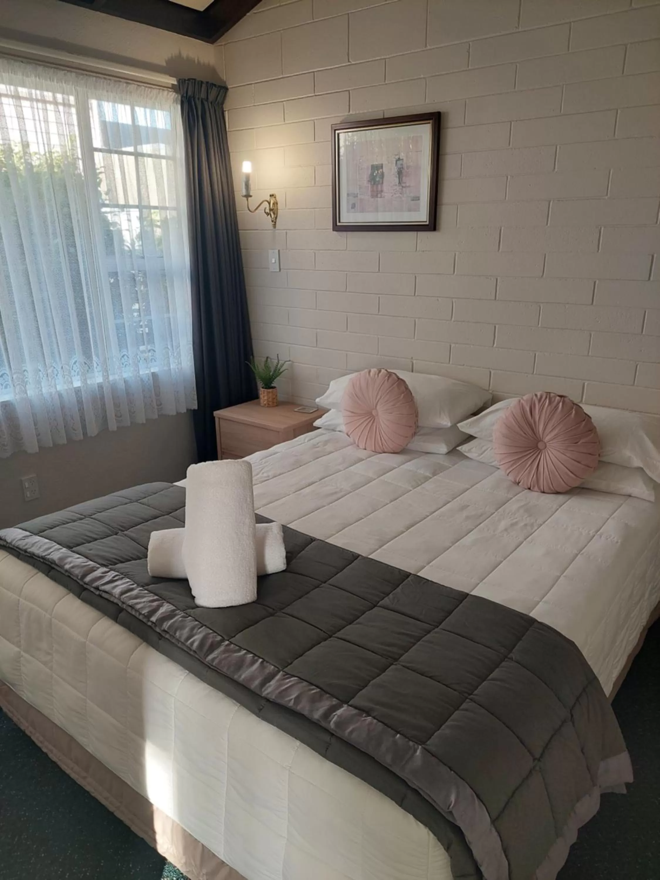 Photo of the whole room, Bed in Colonial on Tay