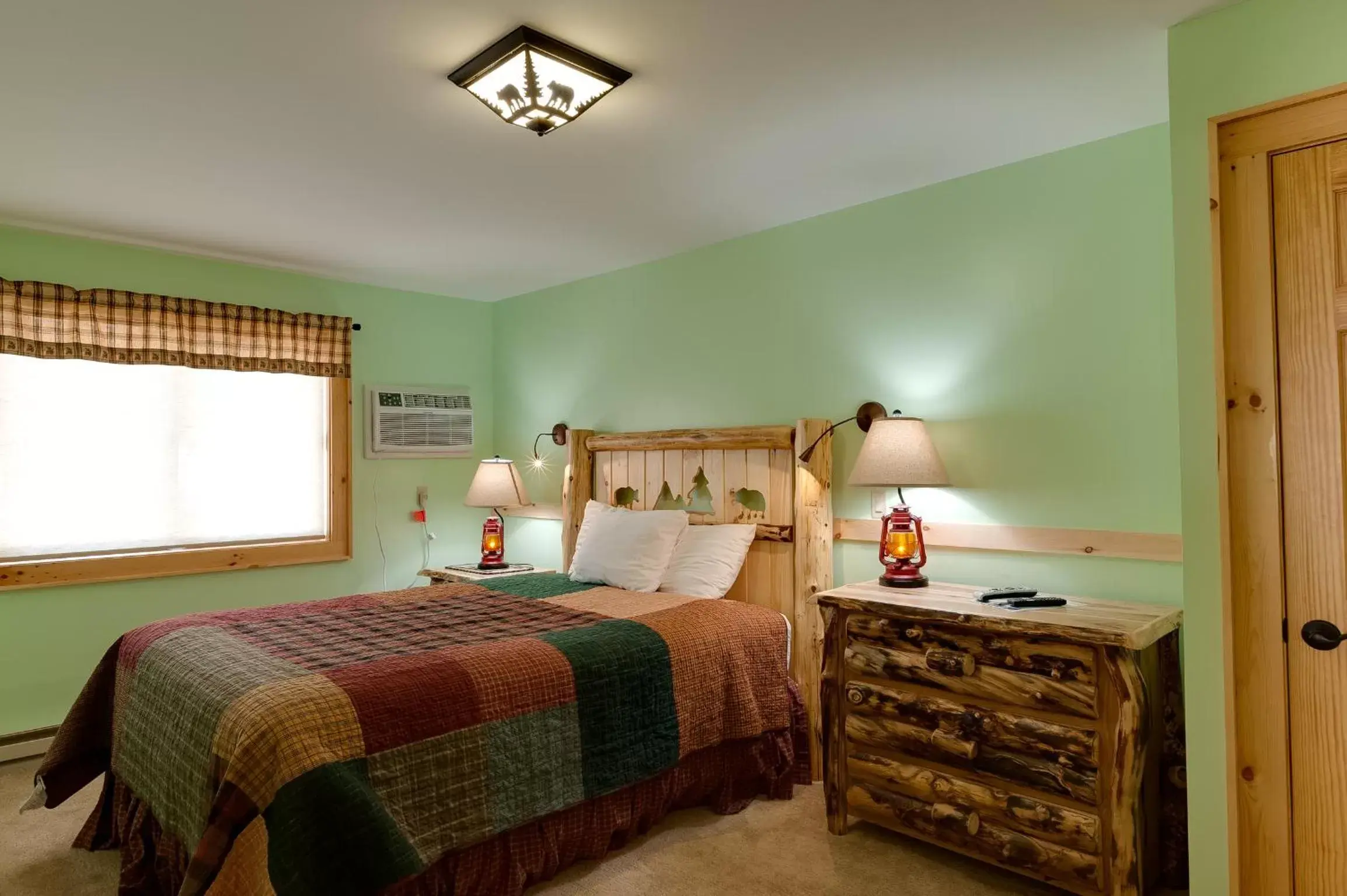 Bedroom, Bed in Cobble Mountain Lodge